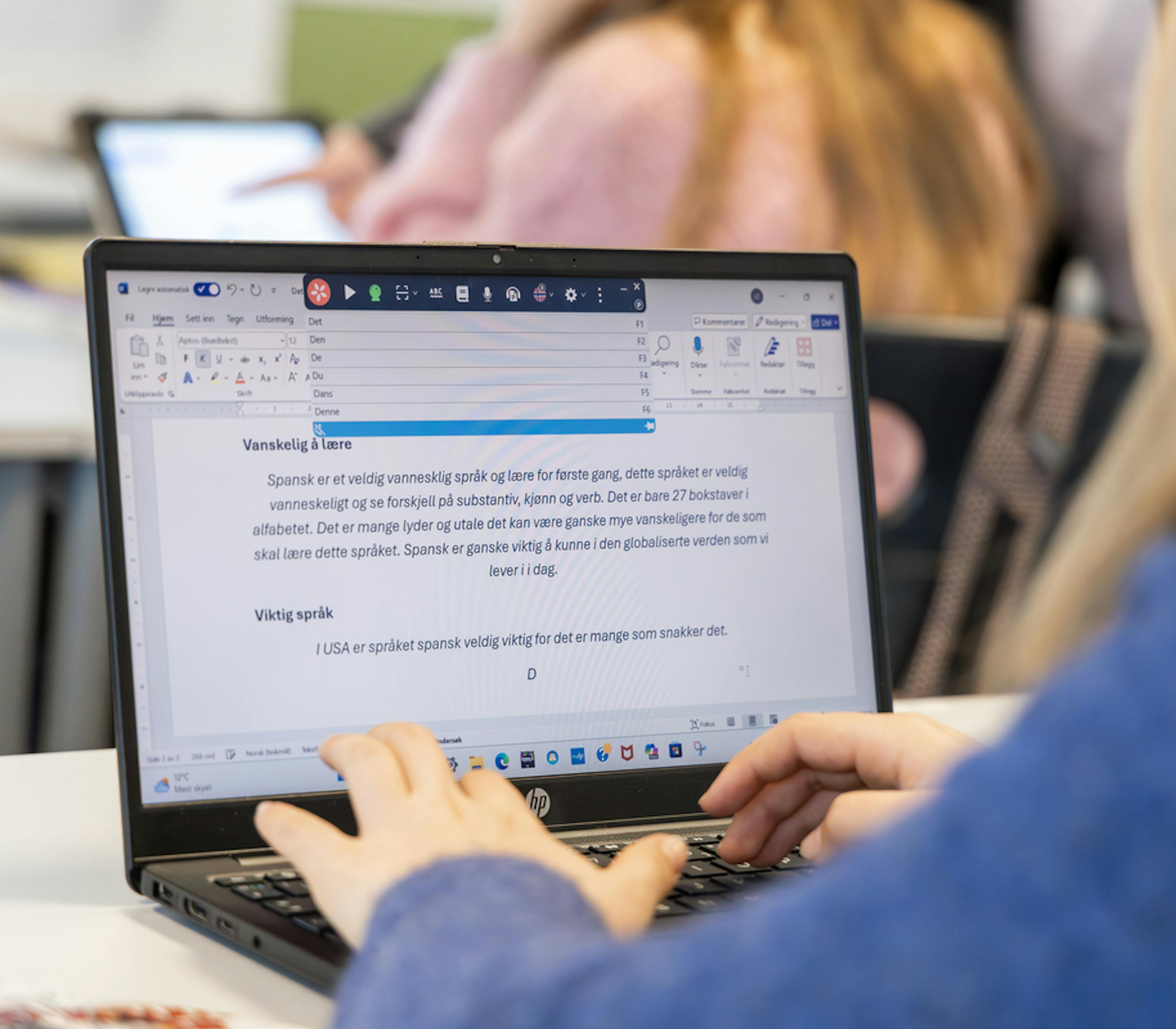 en student som bruker Lingdys på den bærbare datamaskinen sin