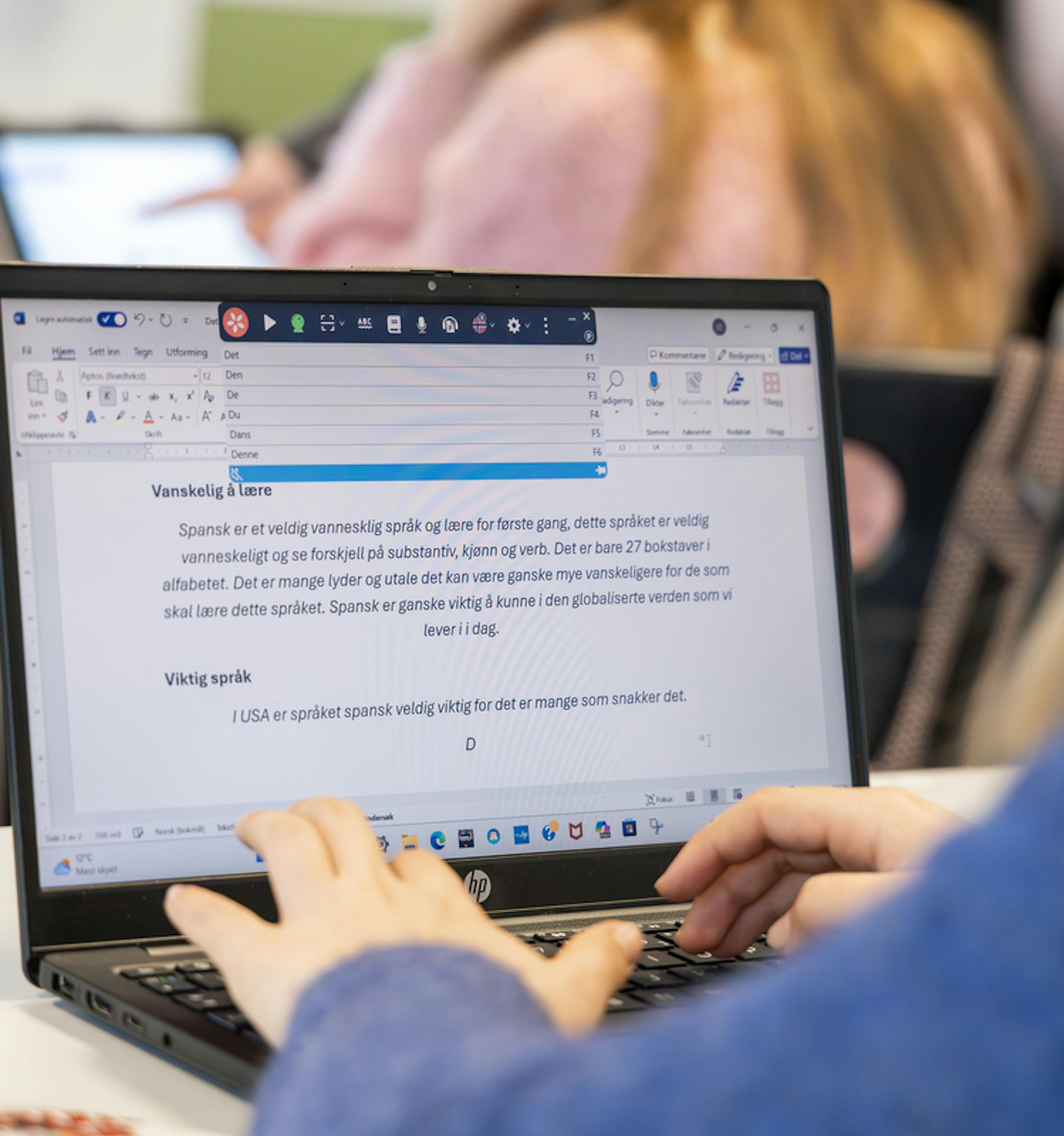 en student som bruker Lingdys på den bærbare datamaskinen sin