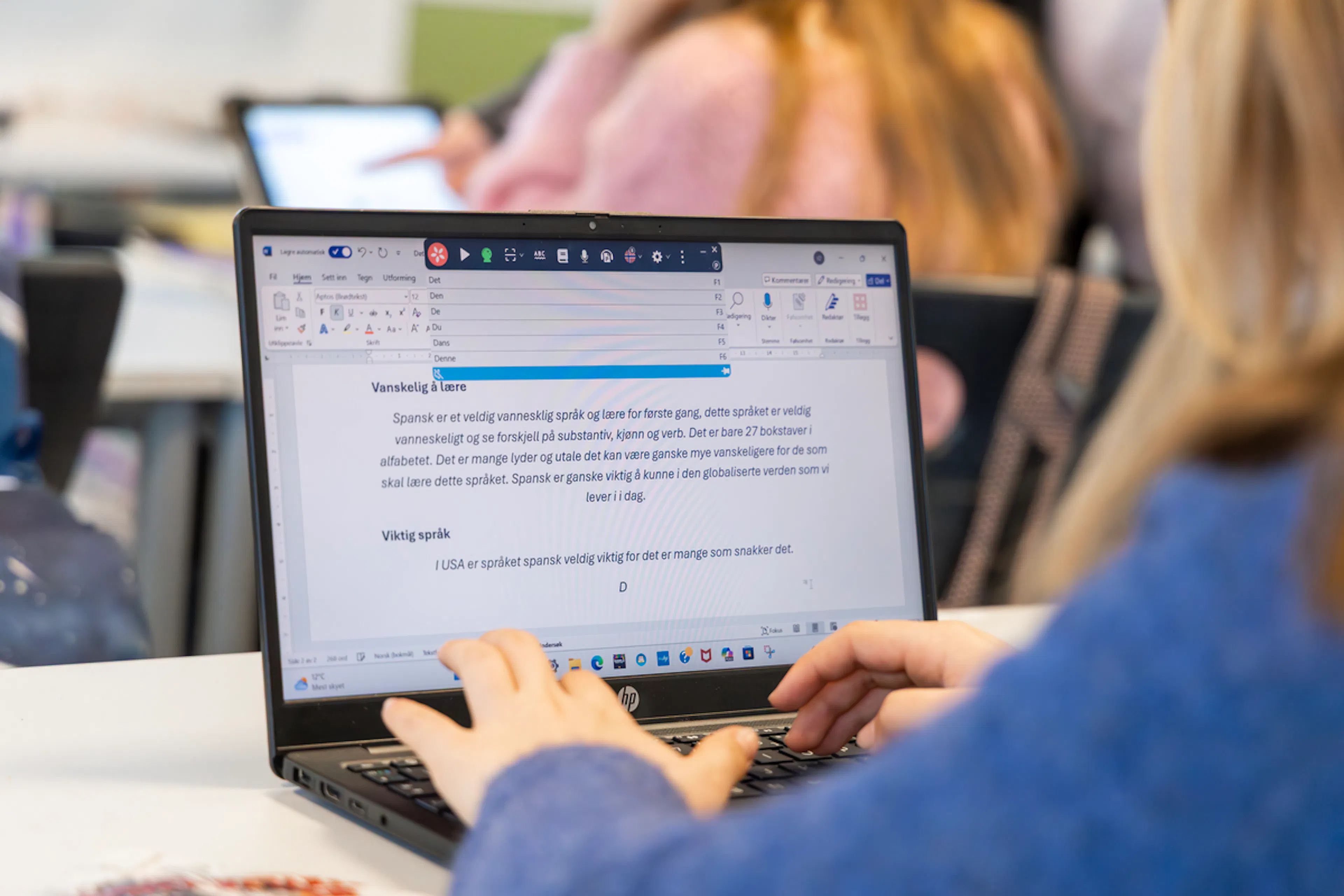 en student som bruker Lingdys på den bærbare datamaskinen sin