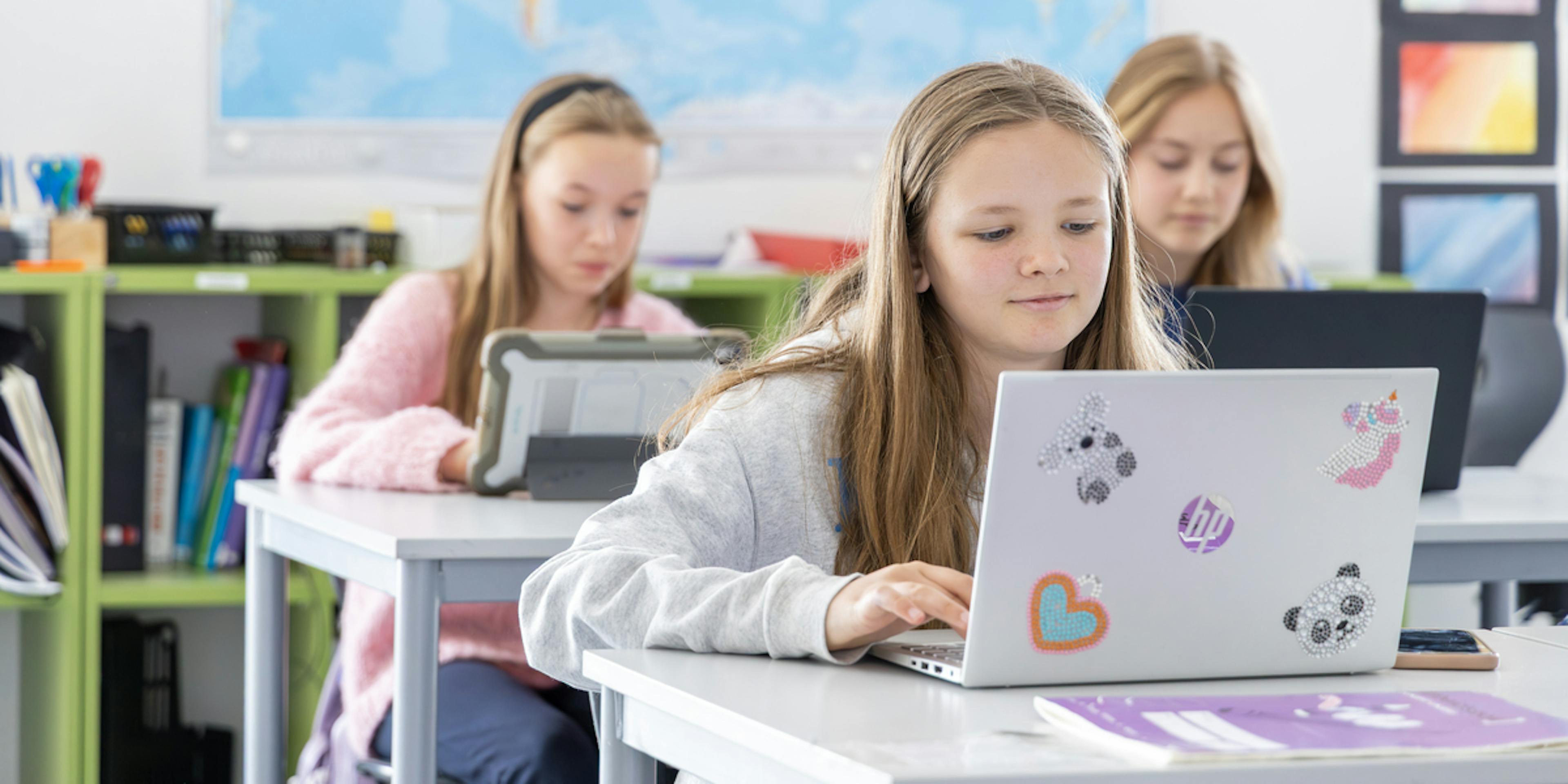 Studenter som jobber på bærbare datamaskiner i et klasserom