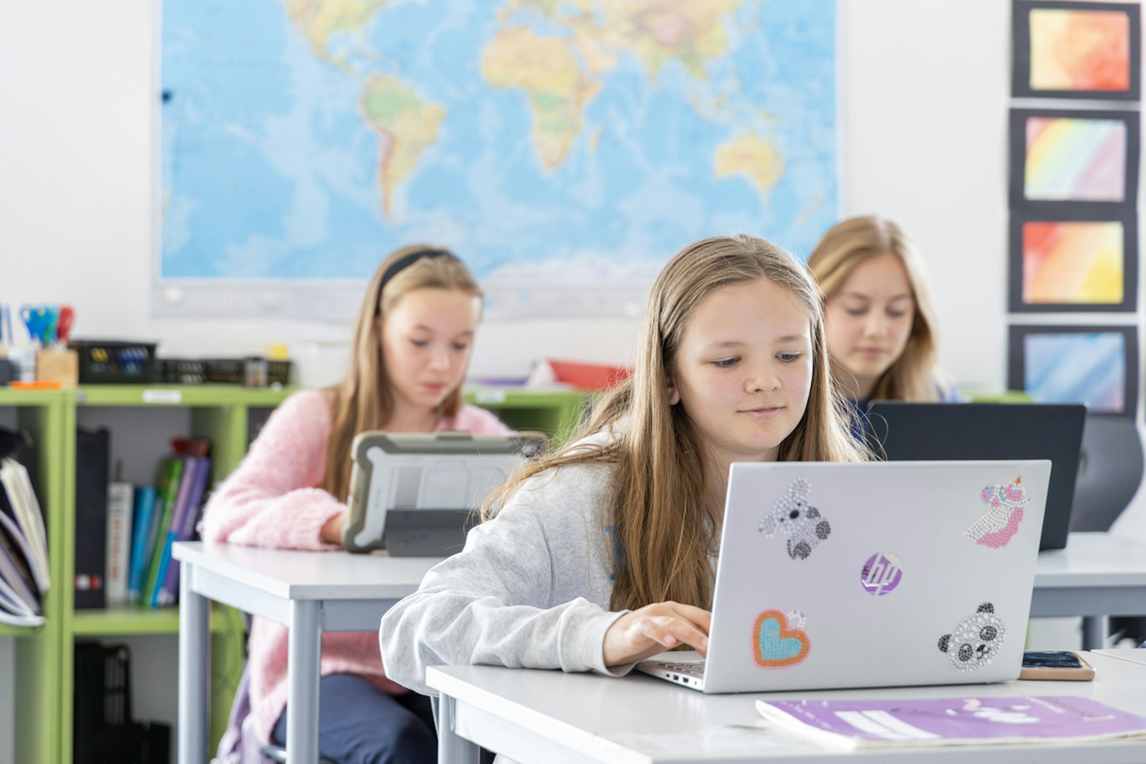 Studenter som jobber på bærbare datamaskiner i et klasserom