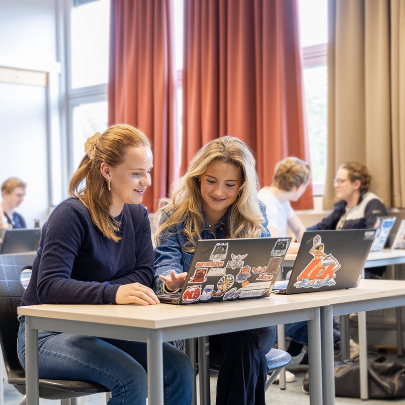 En gruppe studenter i et klasserom som bruker bærbare datamaskiner