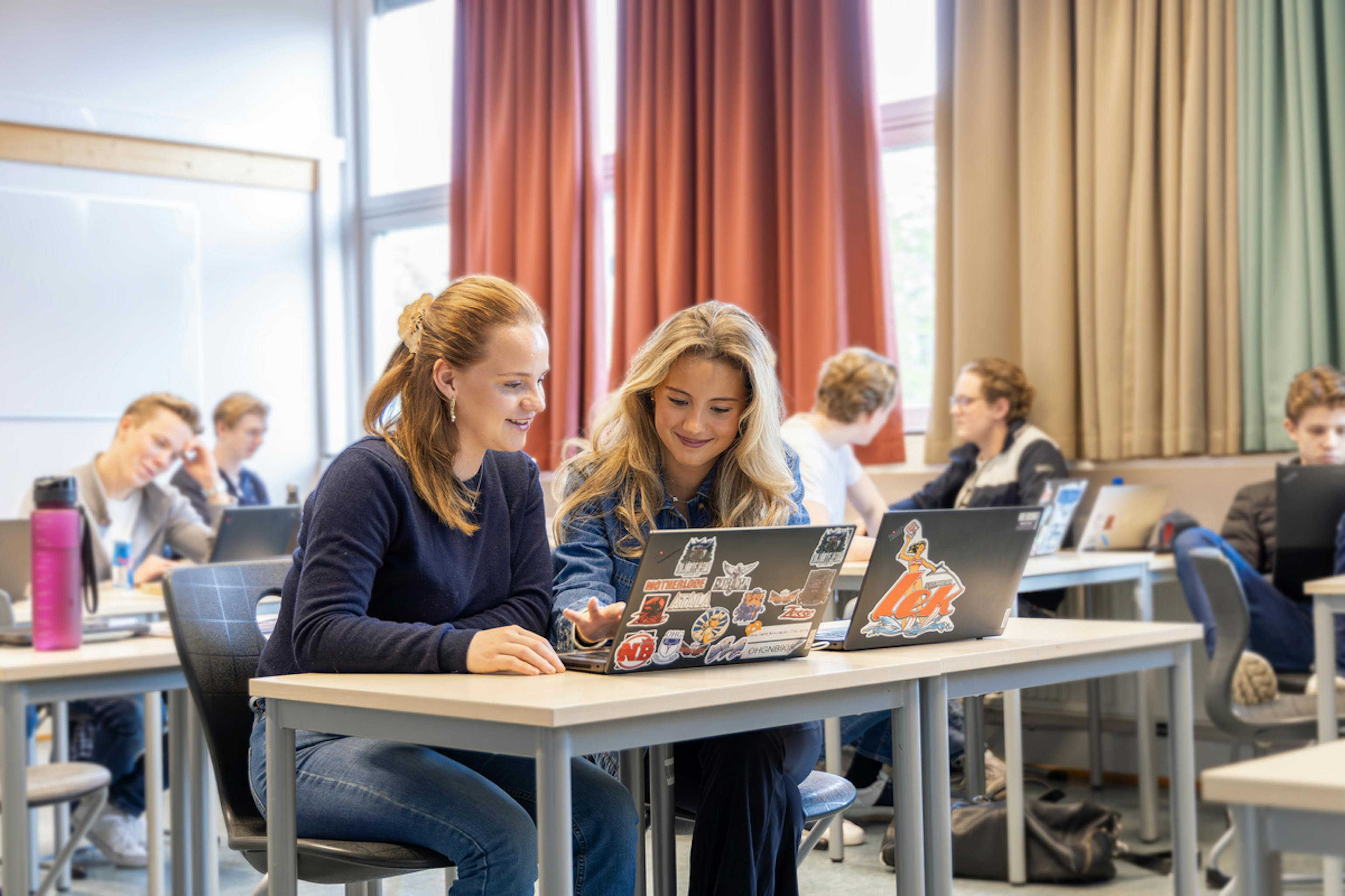 En gruppe studenter i et klasserom som bruker bærbare datamaskiner