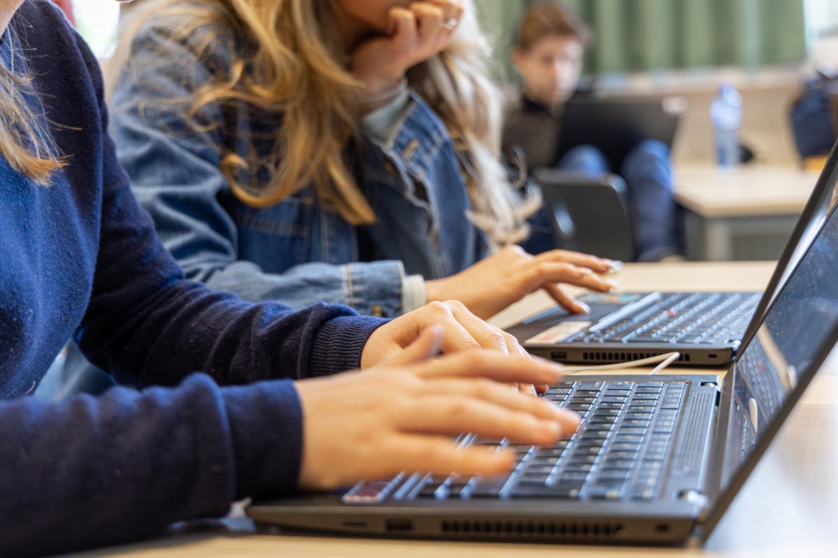 Hender som skriver på et bærbart tastatur