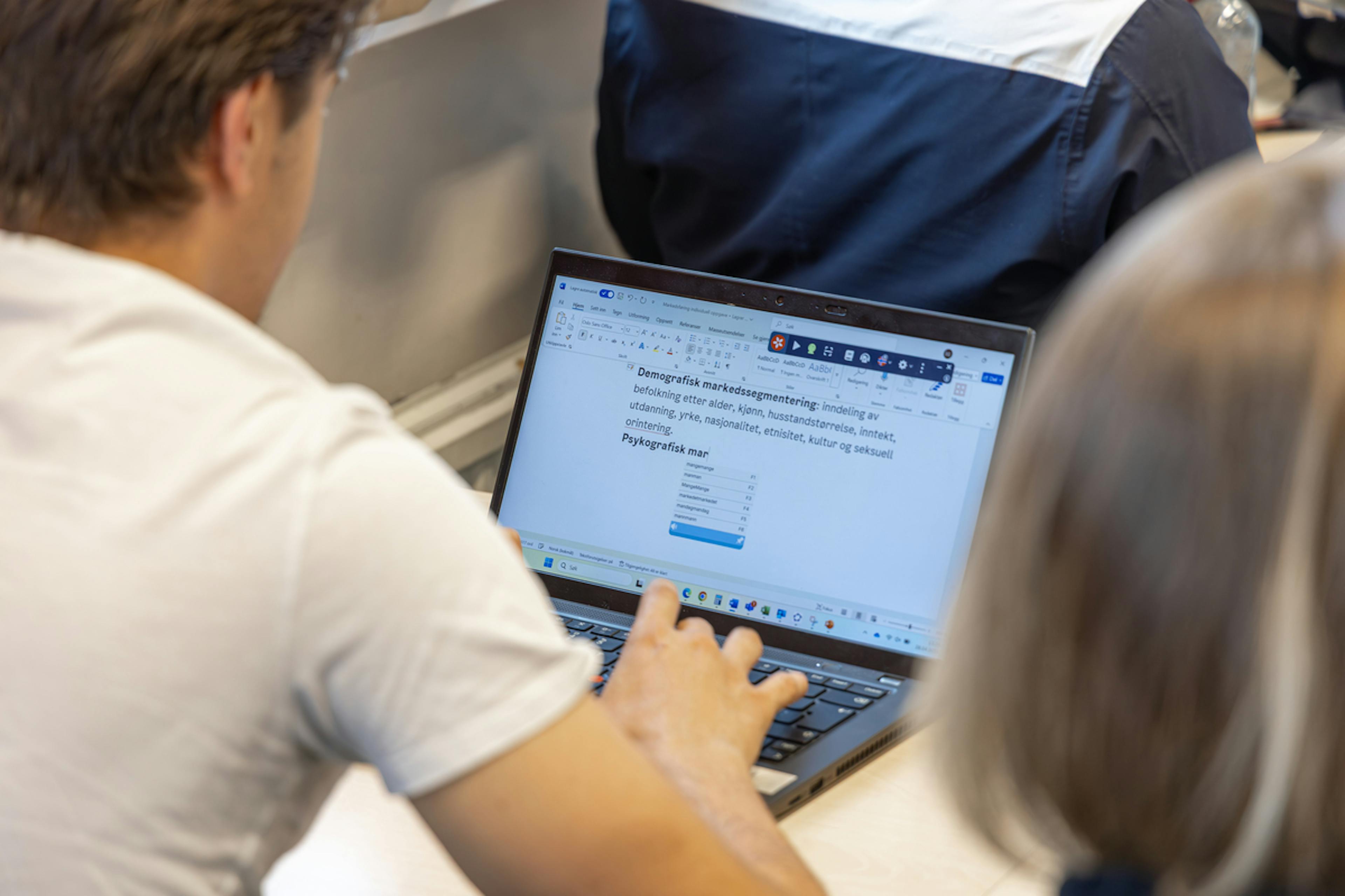 En student som skriver på en bærbar PC med Lingdys