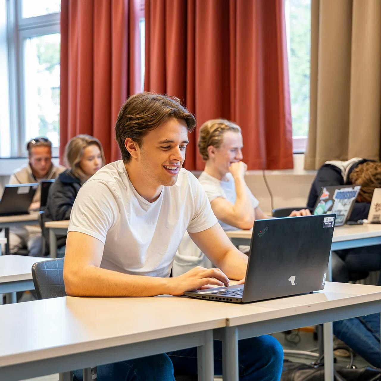 En student som bruker en bærbar PC i et klasserom