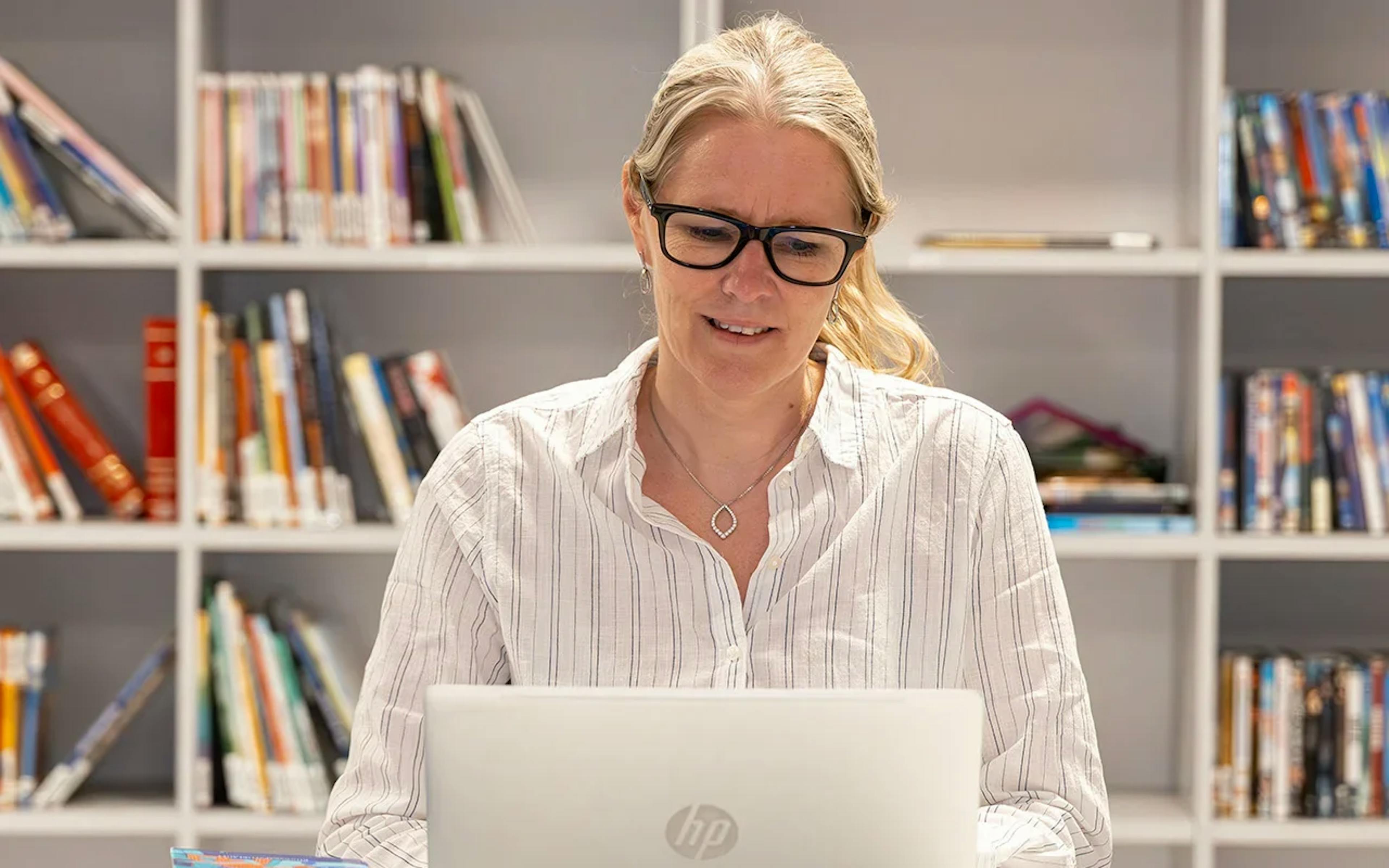 En lærer som bruker en bærbar PC