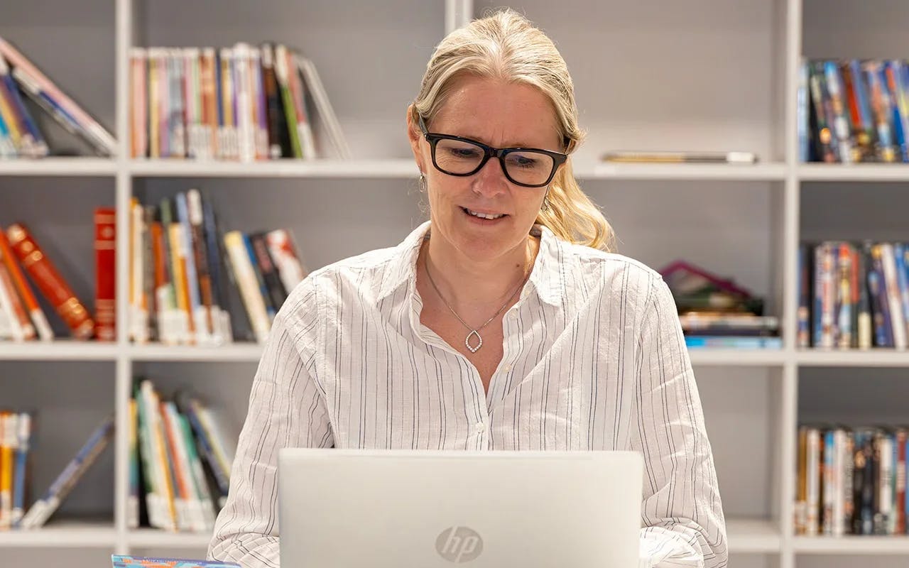 En lærer som bruker en bærbar PC