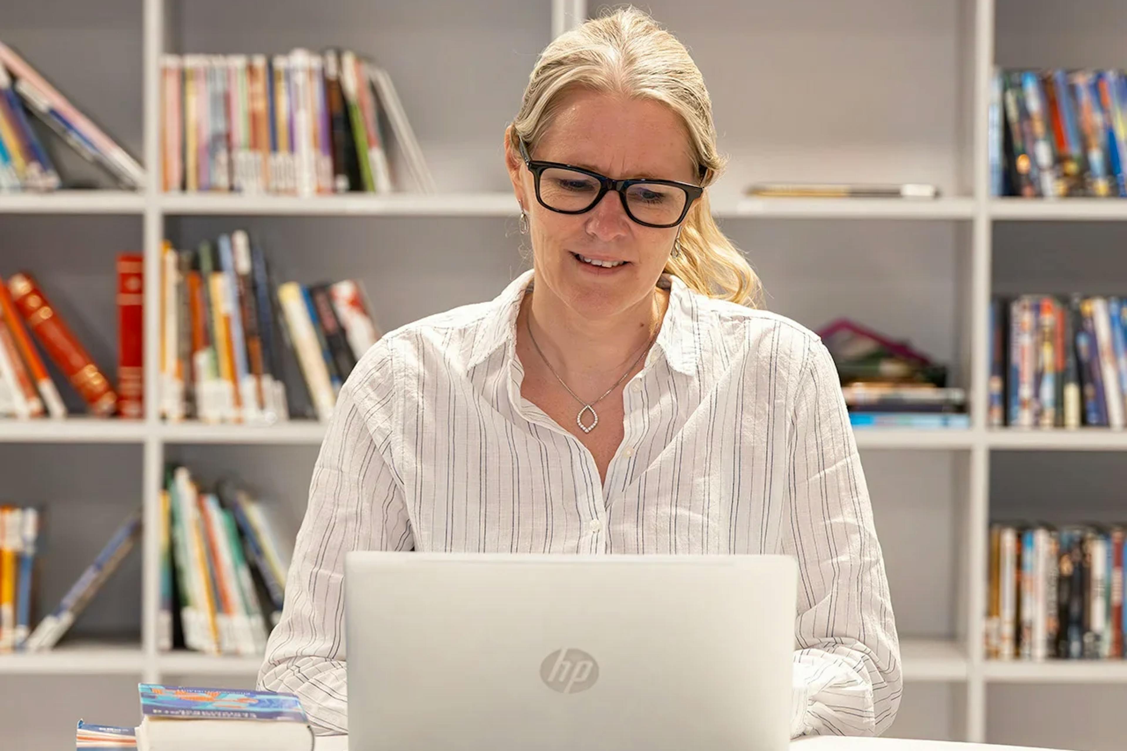 En lærer som bruker en bærbar PC