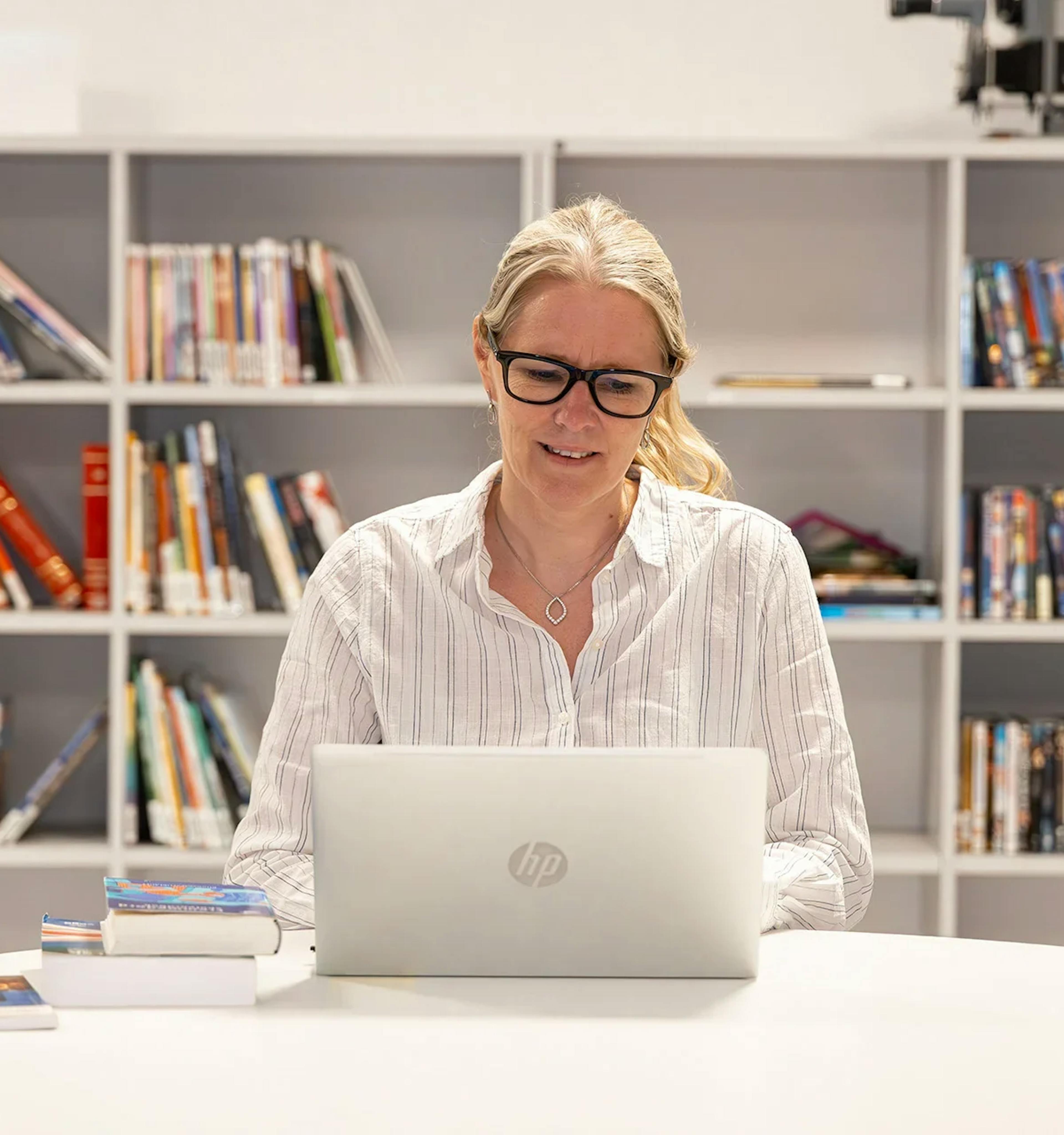 En lærer som bruker en bærbar PC