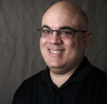 Luis Perez headshot