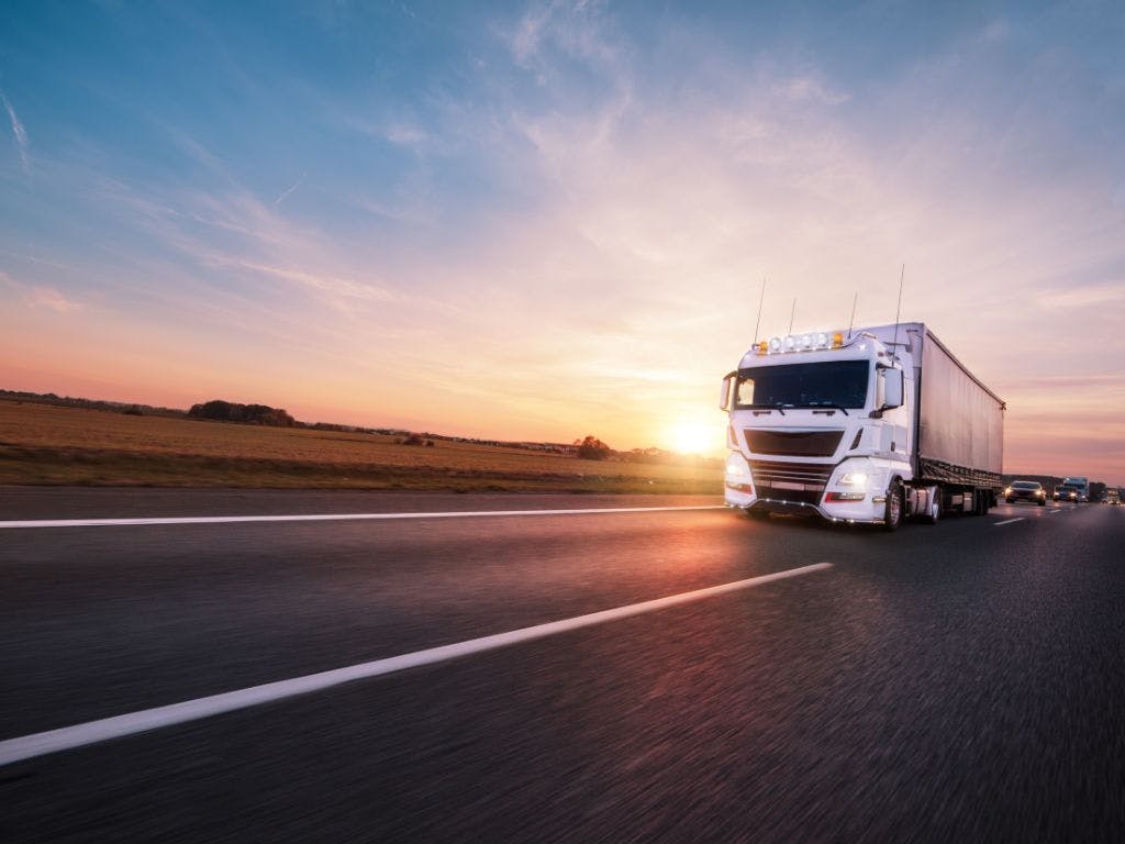 co zmienia pakiet mobilności, ciężarówka, droga, transport drogowy