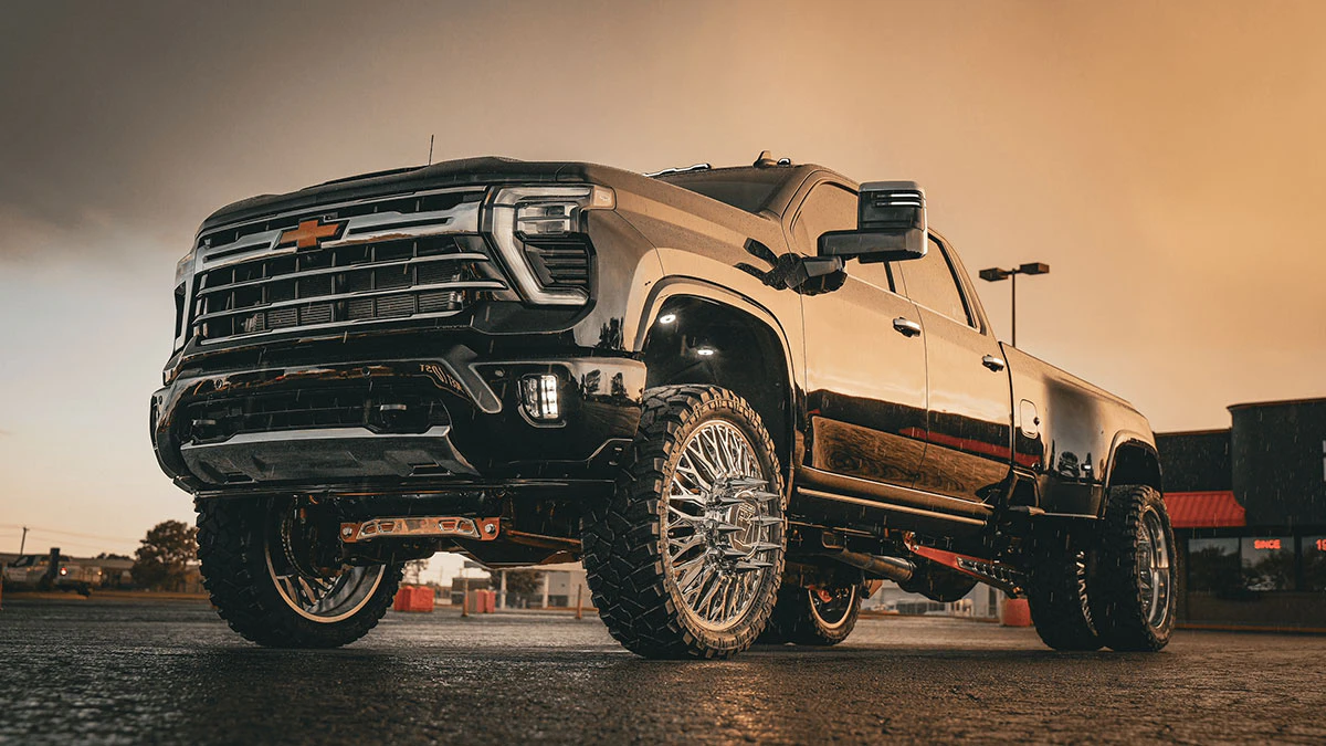 Chrome wheels on a dually truck
