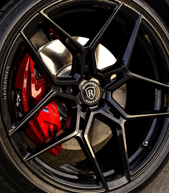 Black Rohana wheels on a build