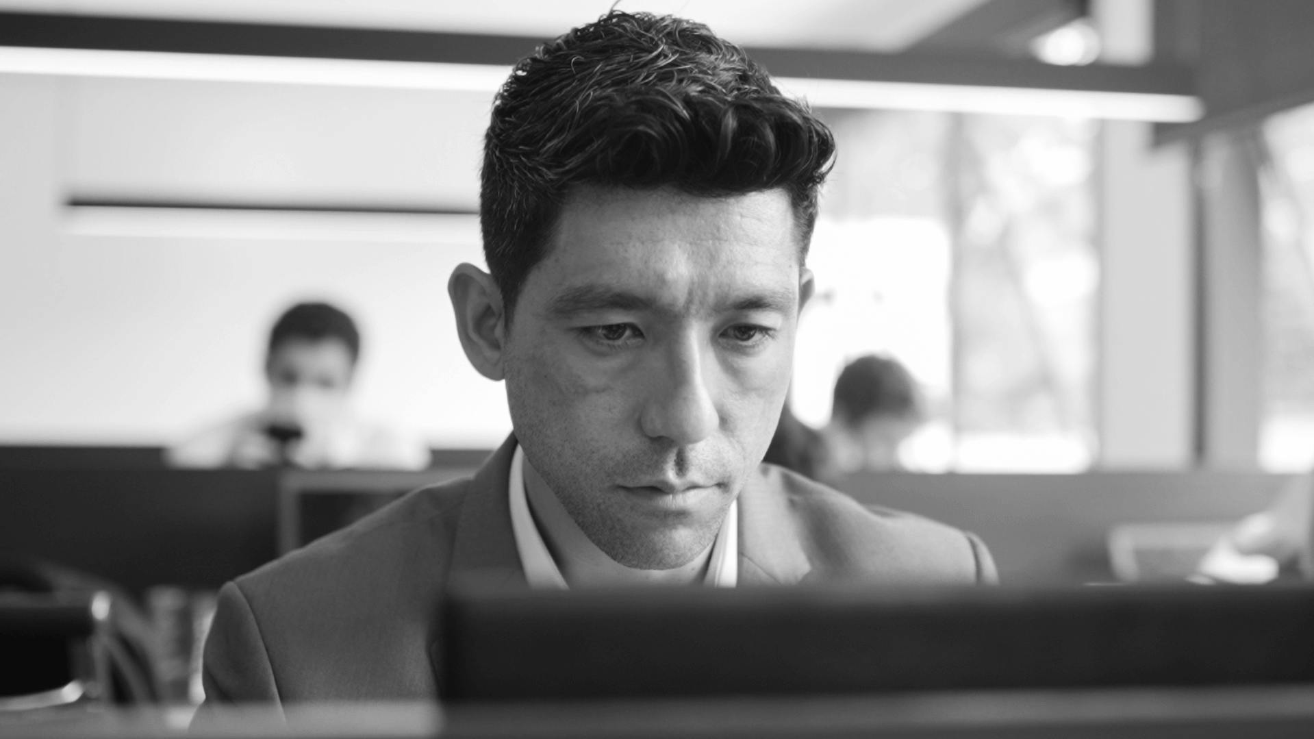 Carlos Murata olhando para computador