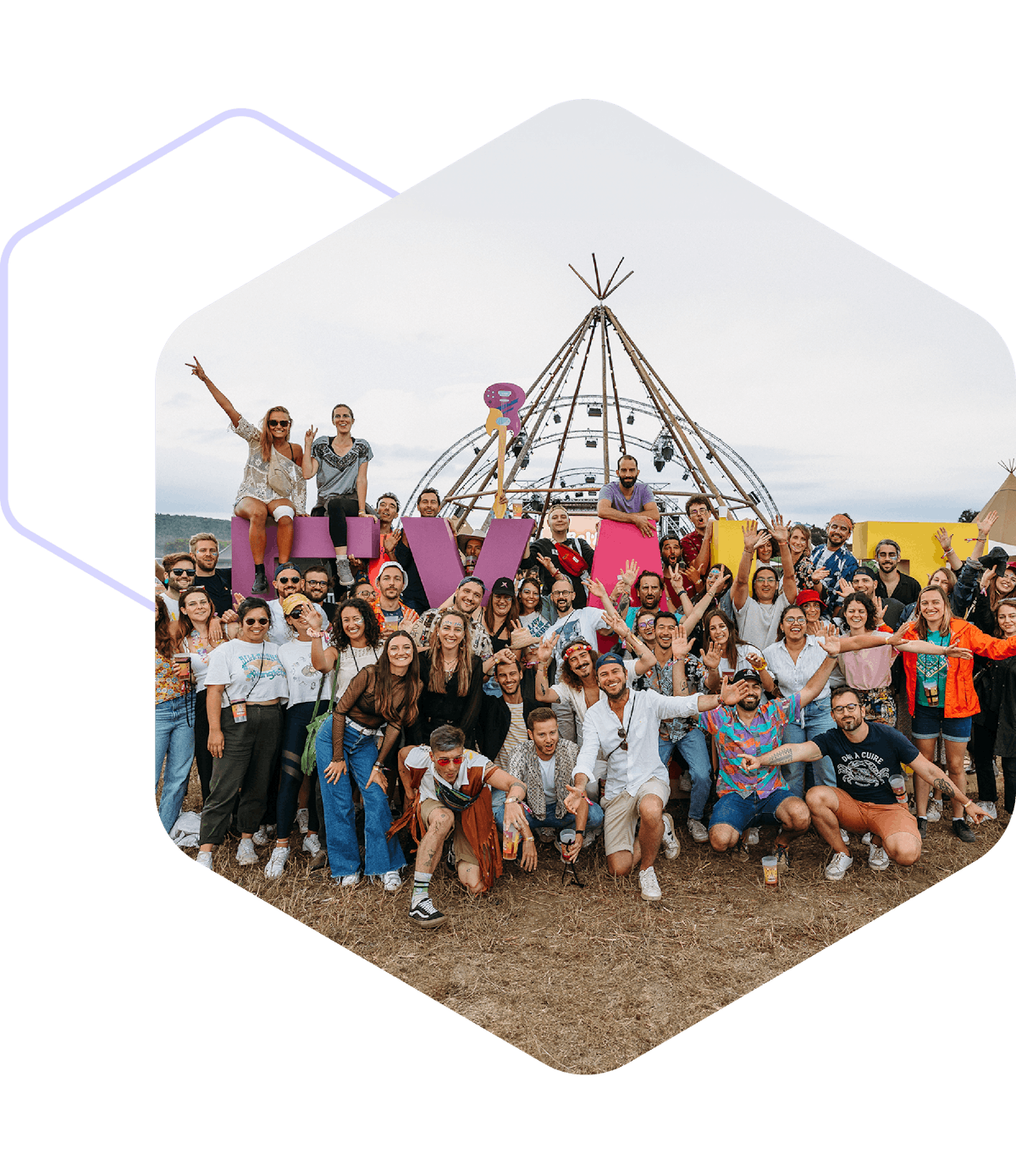 Un grand groupe de personnes joyeuses posant ensemble lors du festival en plein air d'exalt