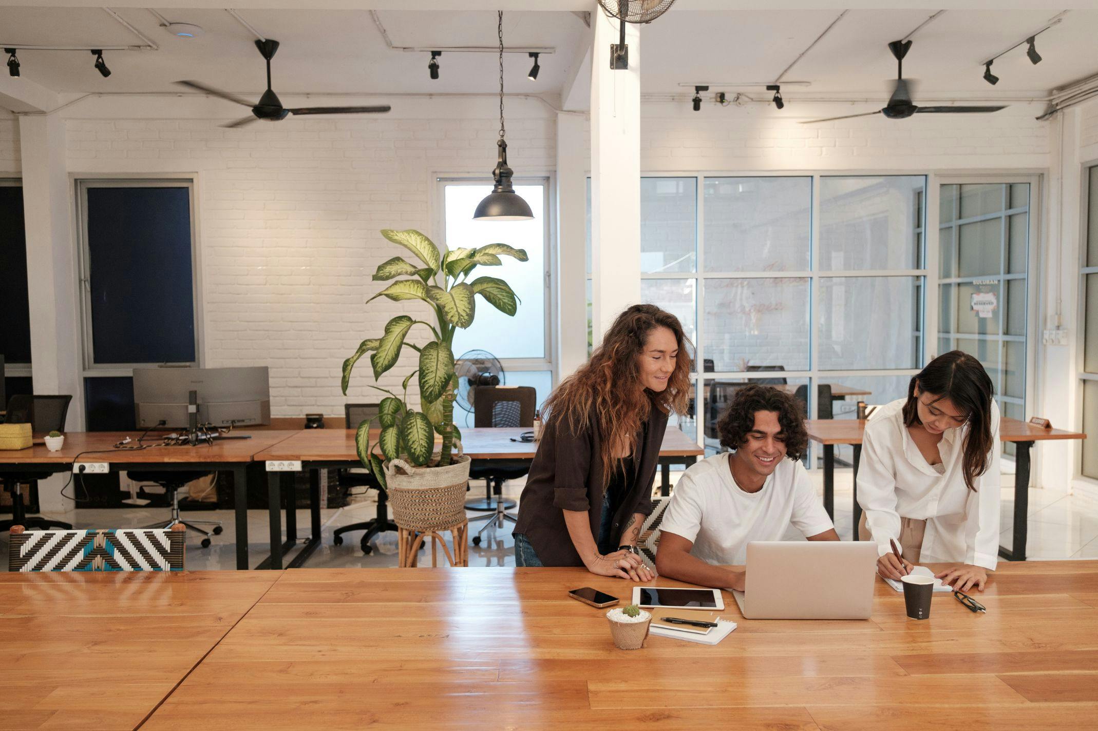 marketing team collaborating on project 