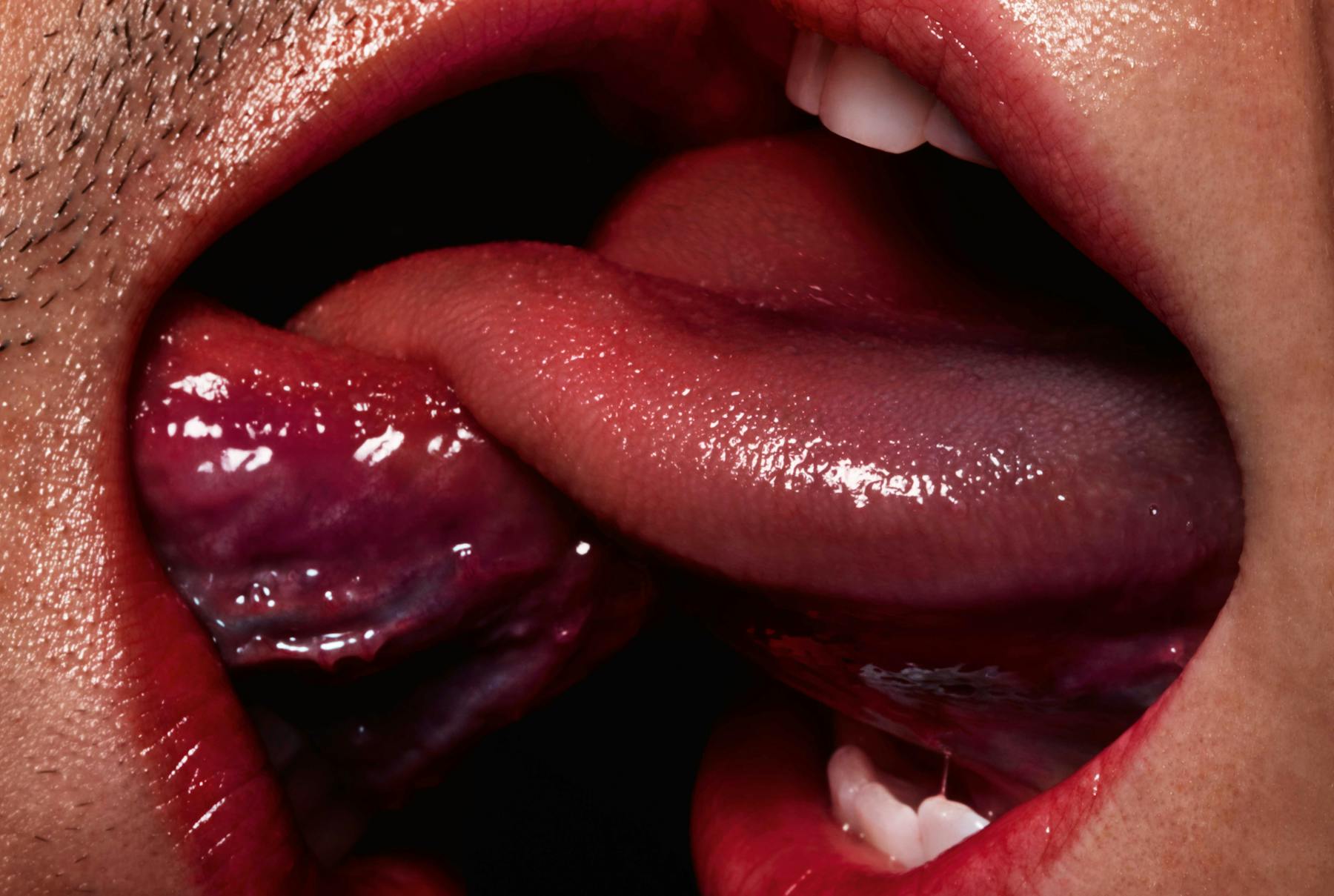 Красиво лижет языком. Французский поцелуй. Страстный язык. Поцелуй с языком. Поцелуй в губы.