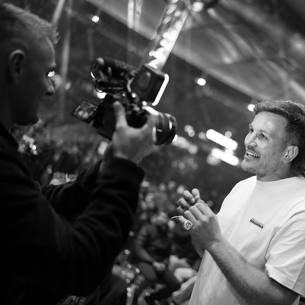 Jonas Müller von Exportarts, wie er Stephan Pütz filmt