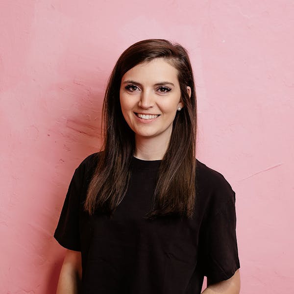 Mitarbeitern der Social Media Agentur Exportarts vor einer pinken Wand