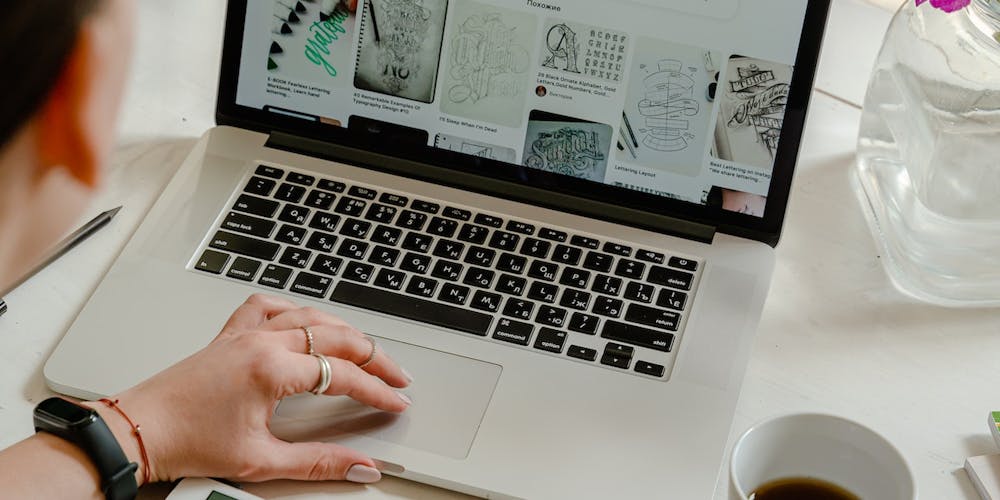 Grafikdesign und Webdesign auf Tablet und Laptop Grafikdesign und Webdesign auf Tablet und Laptop