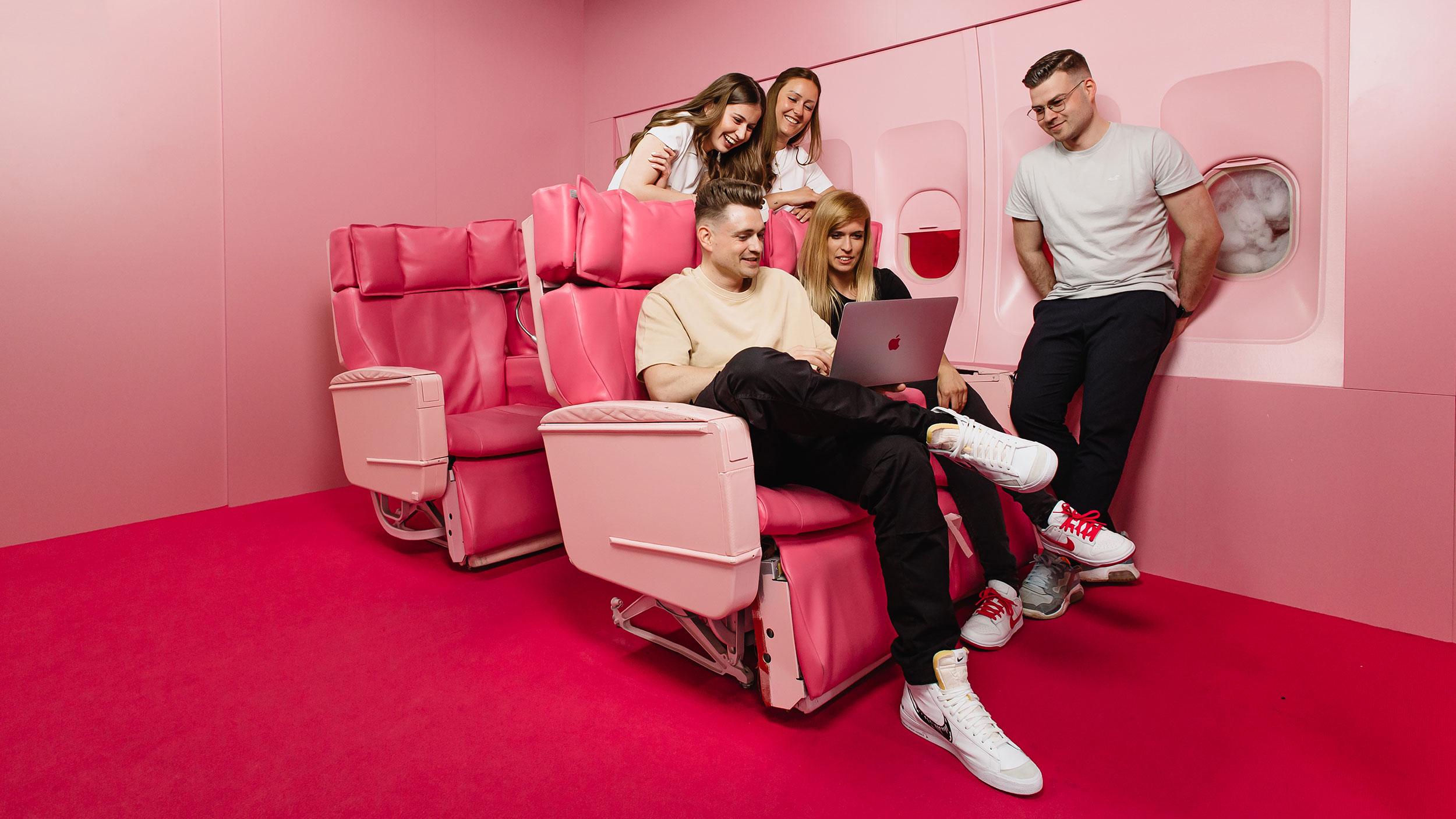 Team der Storyblok Agentur Exportarts in einem pinken Flugzeug