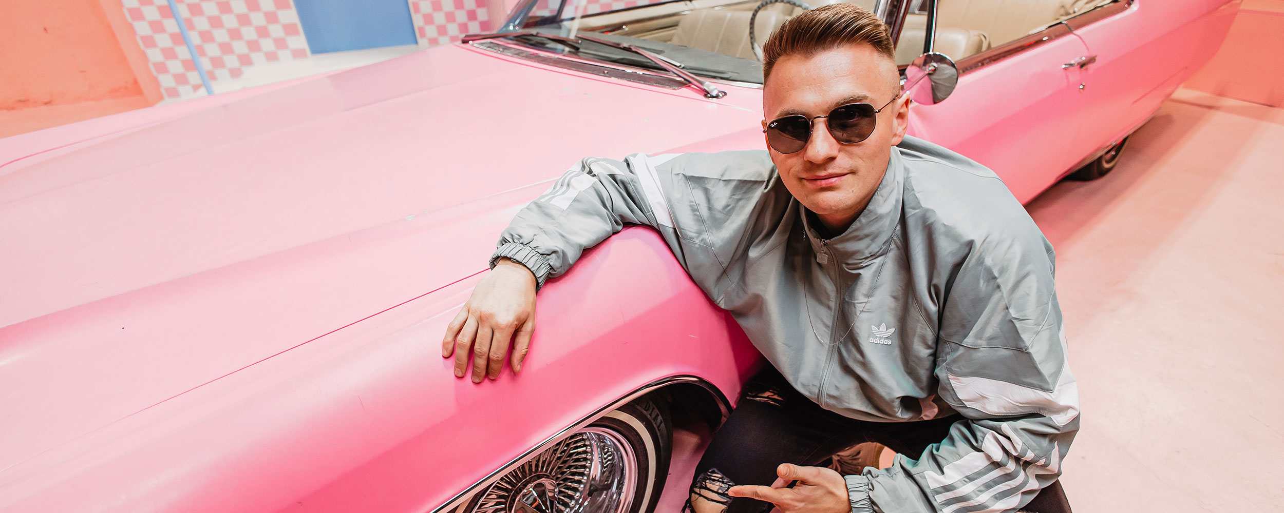 Mitarbeiter von Exportarts vor einem pinken Auto