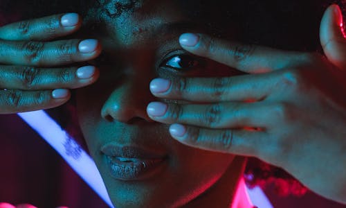 Frau hält Hände vor ihre Augen Frau hält Hände vor ihre Augen