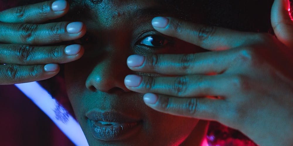 Frau hält Hände vor ihre Augen Frau hält Hände vor ihre Augen