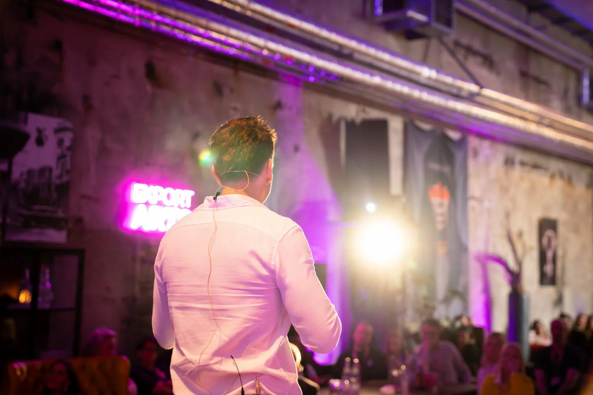 Christoph Müller auf der Bühne bei Kassels Online Marketing Event