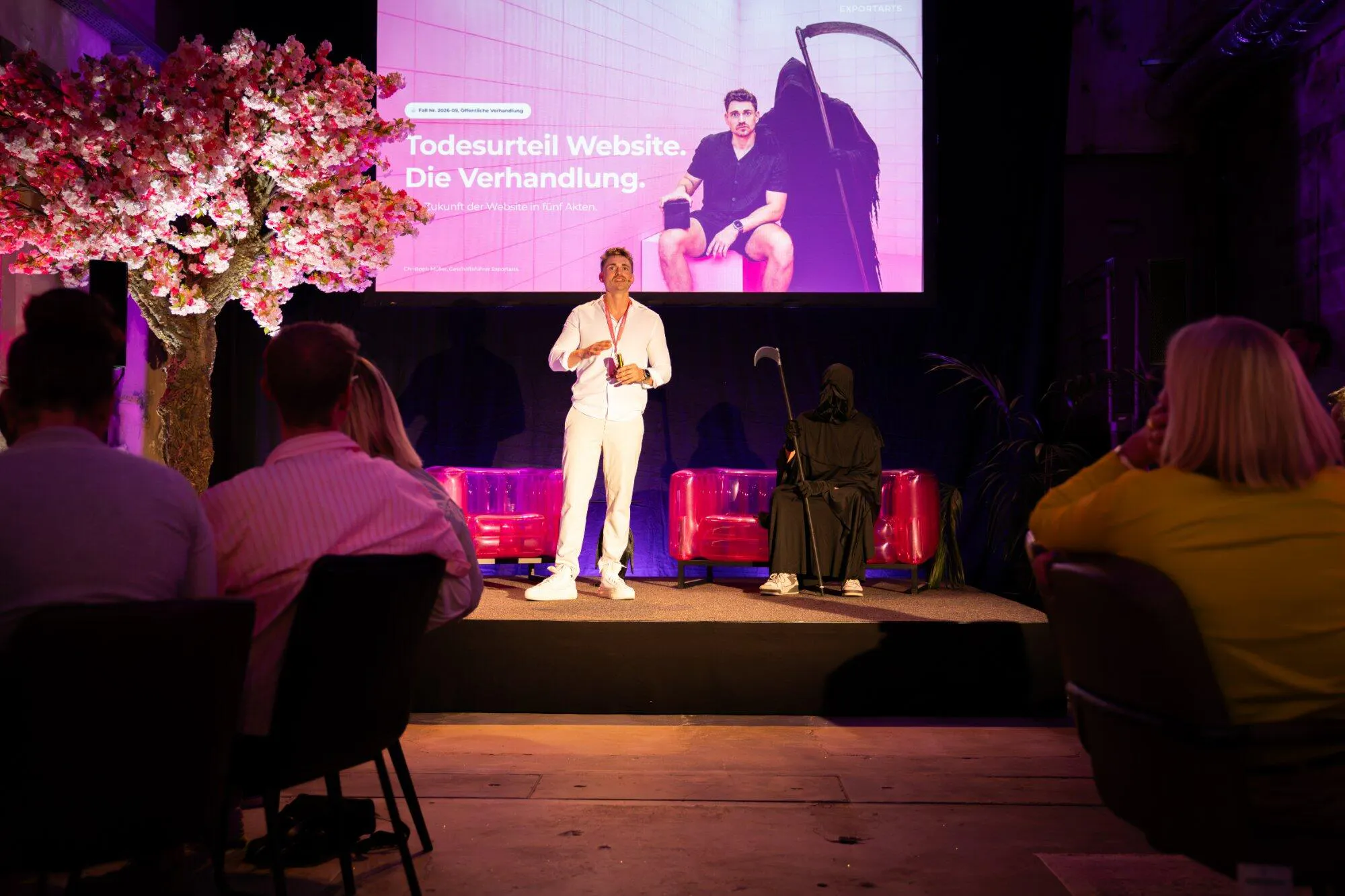 Christoph Müller hält einen Vortrag auf der Bühne bei Kassels Online Marketing Event