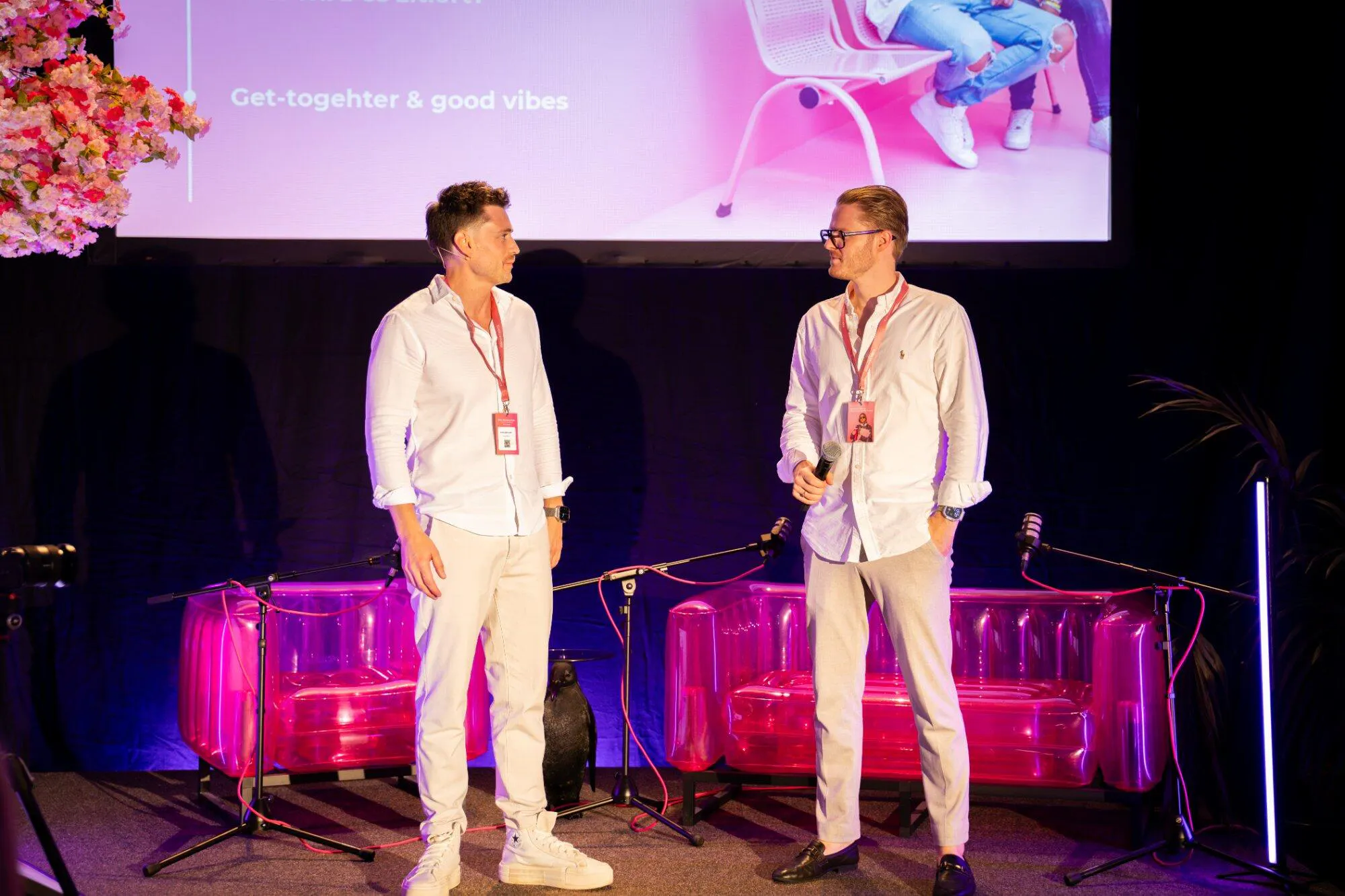 Christoph Müller und Tim Selzer auf der Bühne bei Kassels Online Marketing Event