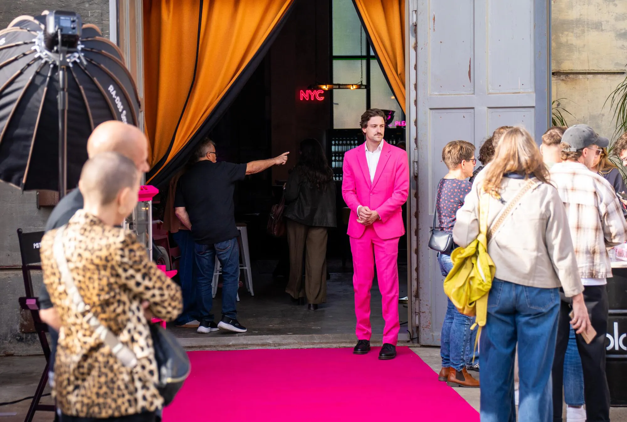 Pinker Türsteher bei Kassels Online Marketing Event