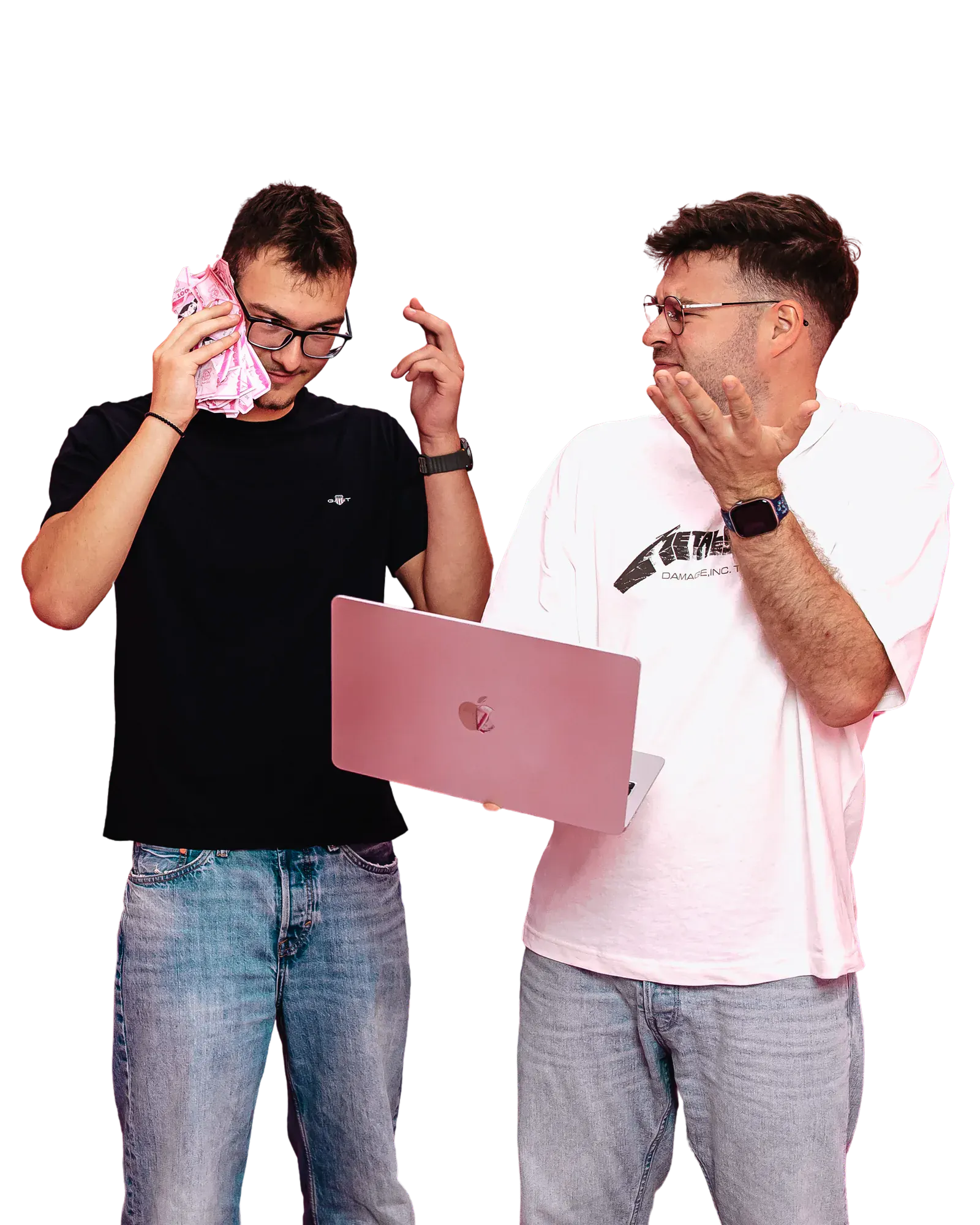 Zwei Webentwickler stehen mit pinkem Geld und einem Macbook in einem pinken Tresor