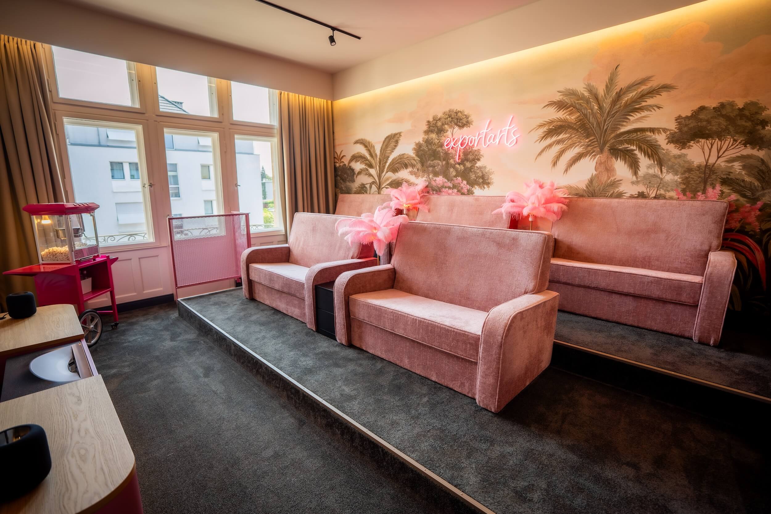 Meeting-Raum im Miami Vice Kino Stil mit großer Präsentationsfläche