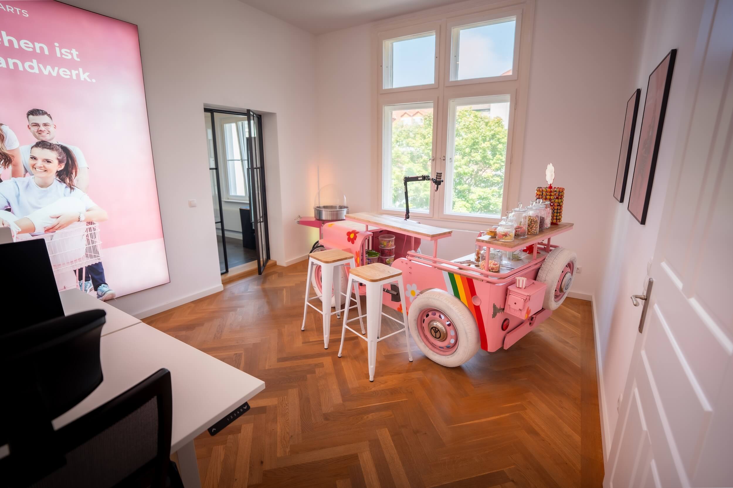Dekoratives pinkes Auto mit Sitzplätzen und Candybar
