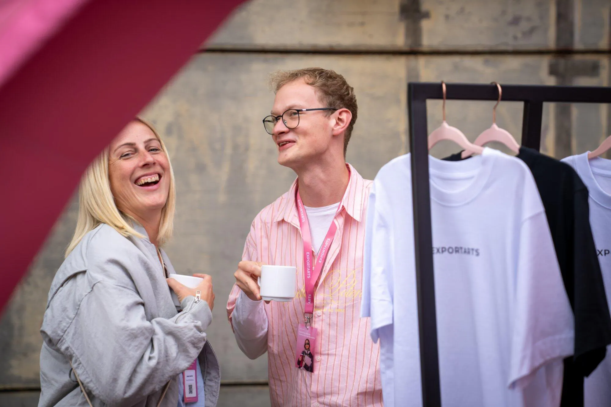 Zwei Gäste des Kassels Online Marketing Event unterhalten sich und lachen