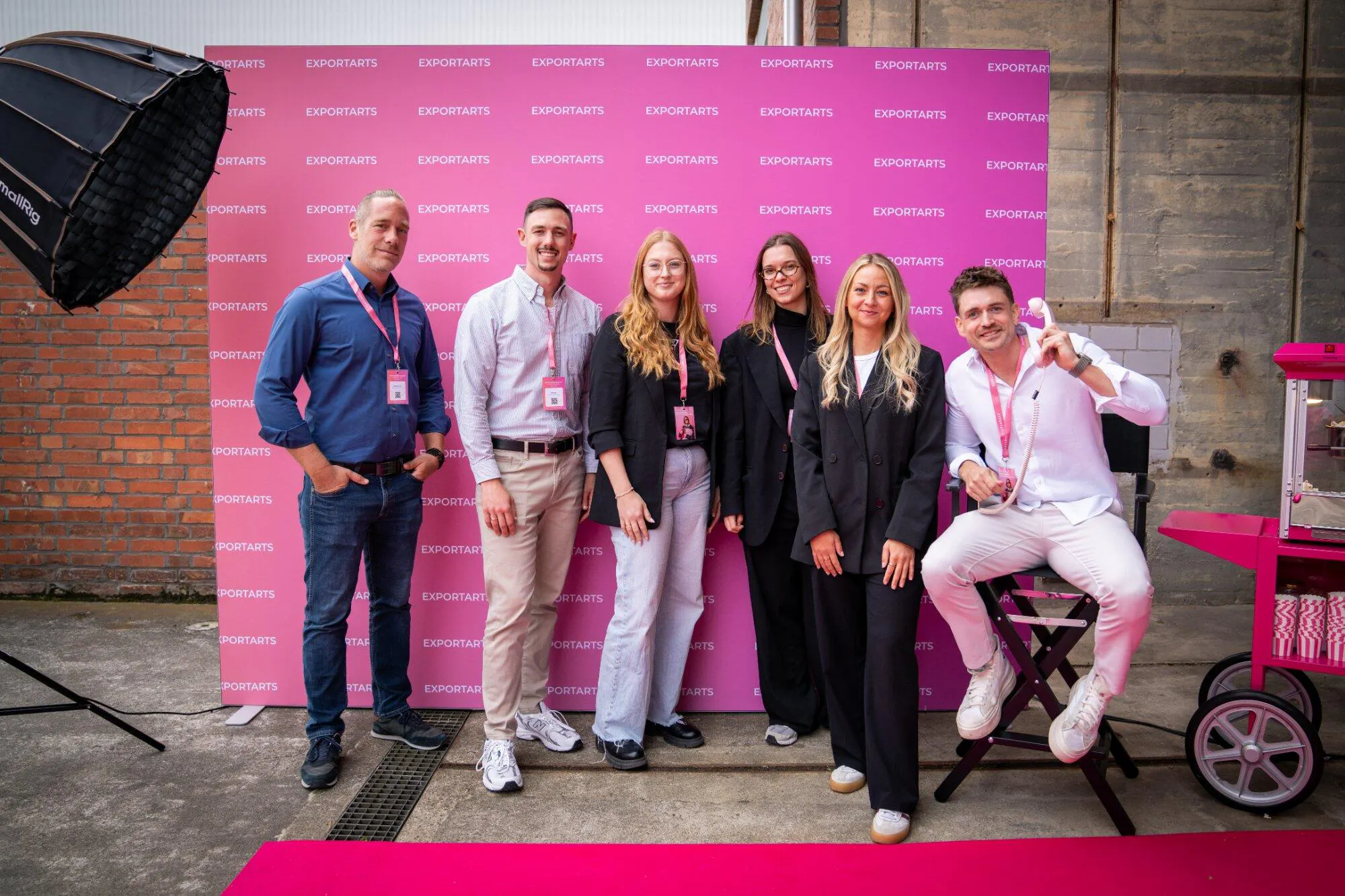 Mitarbeiter der Wicker Gruppe vor einer Exportarts Fotowand bei Kassels Online Marketing Event