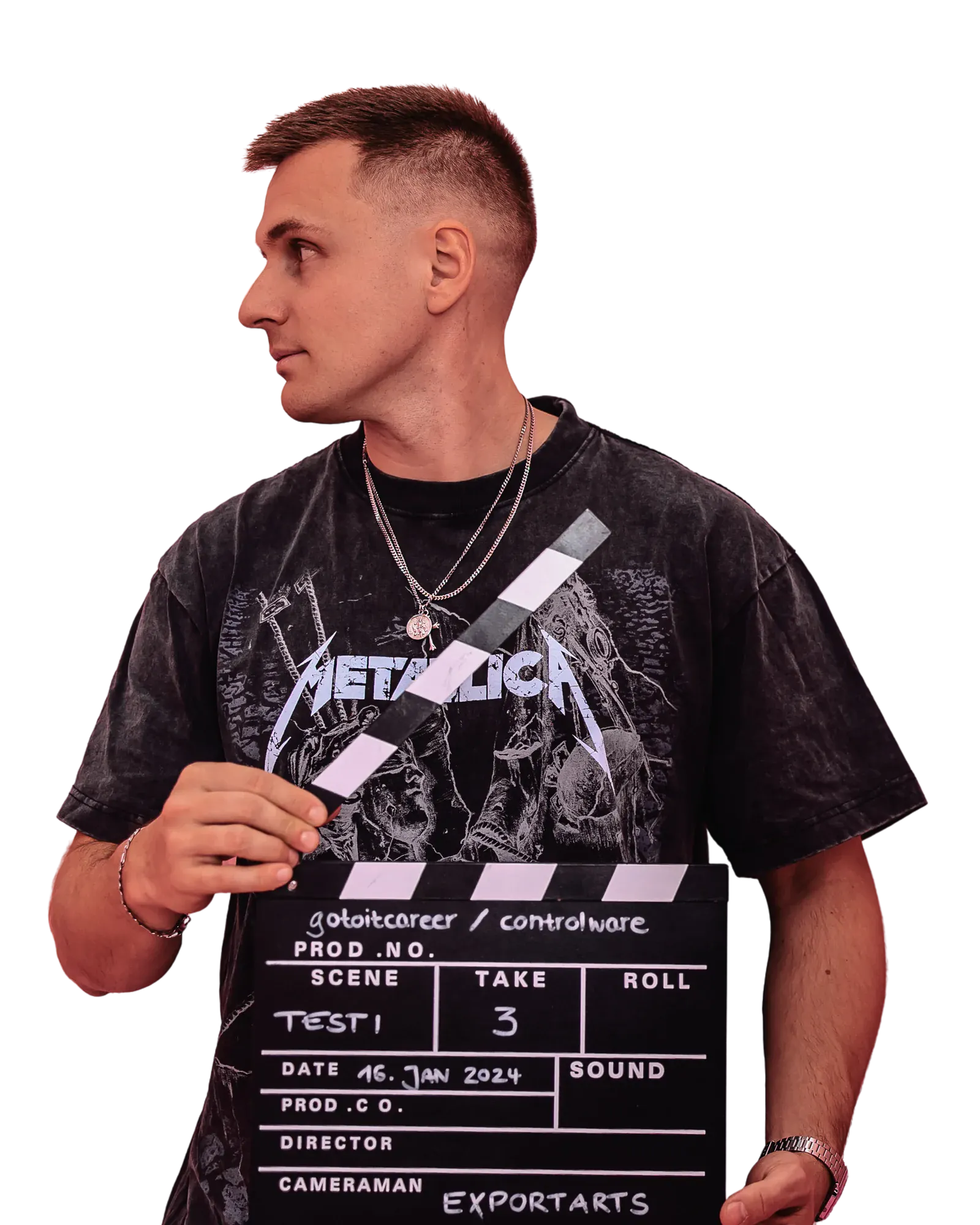 Exportarts-Mitarbeiter hält eine Filmklappe vor pinker Fliesenwand