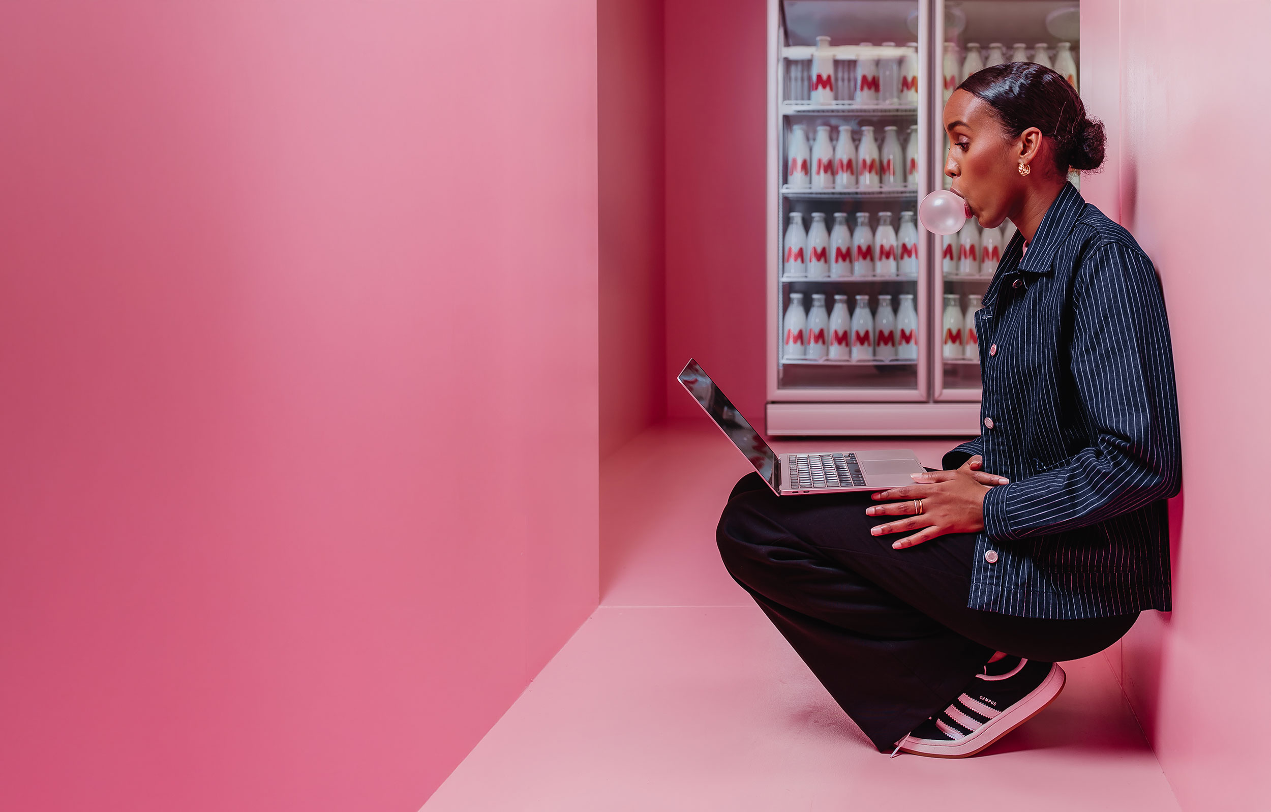 Google Ads Managerin mit MacBook