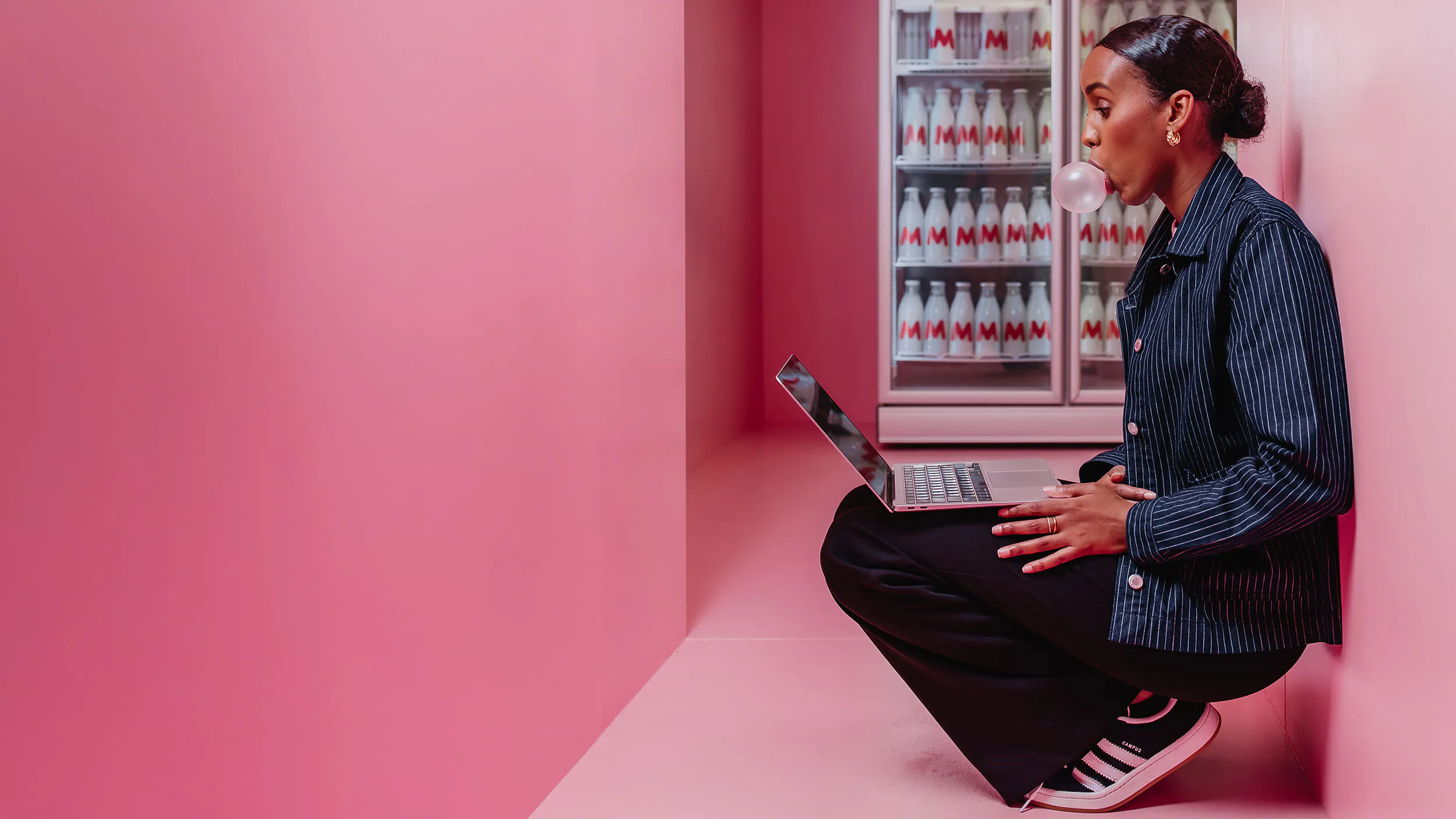 Google Ads Managerin mit MacBook