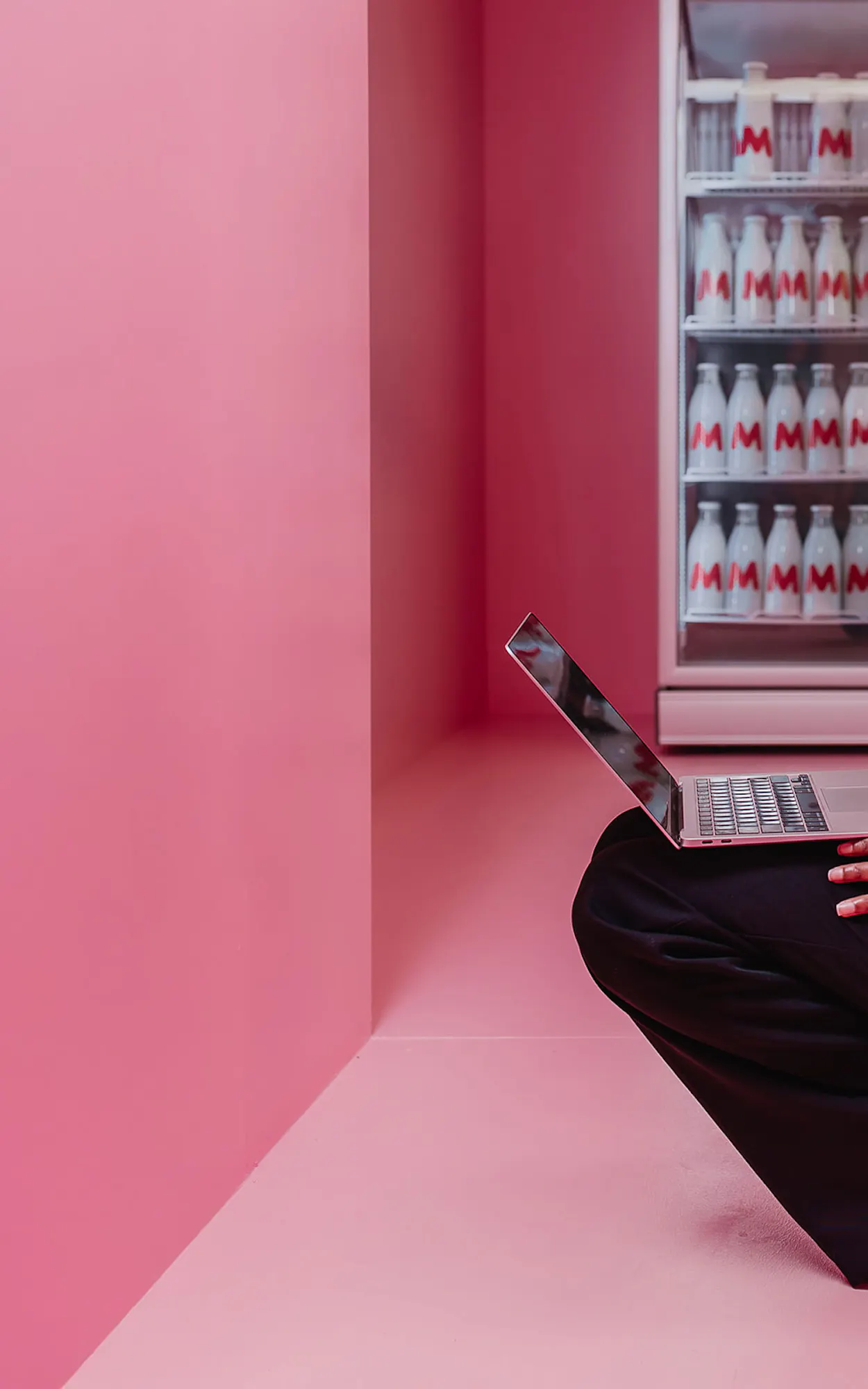 Contenful Managerin mit MacBook