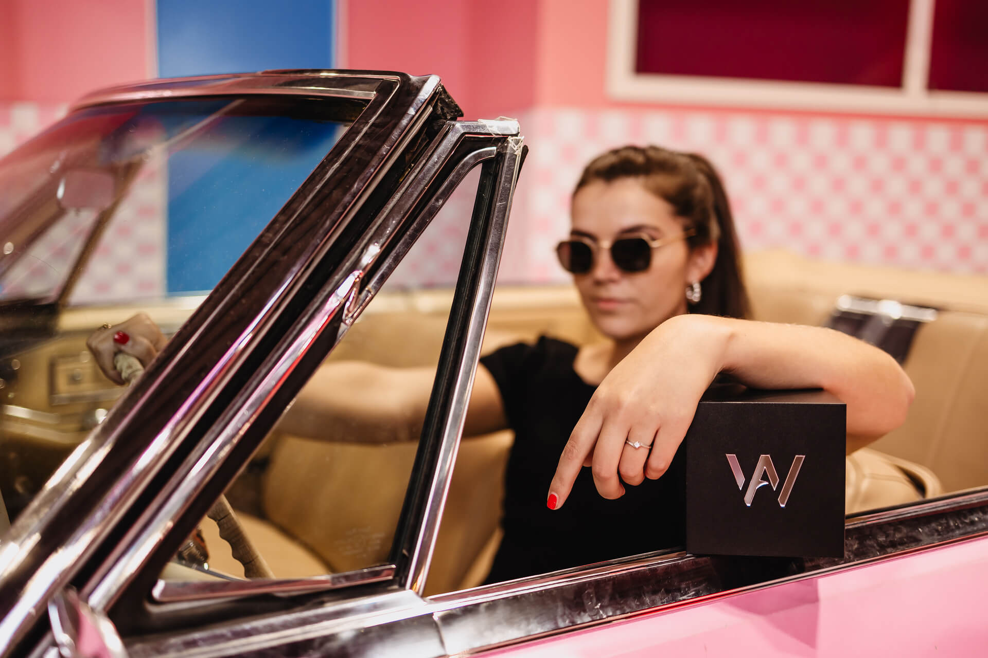 Mitarbeiterin der TikTok Agentur Exportarts mit Award im Auto