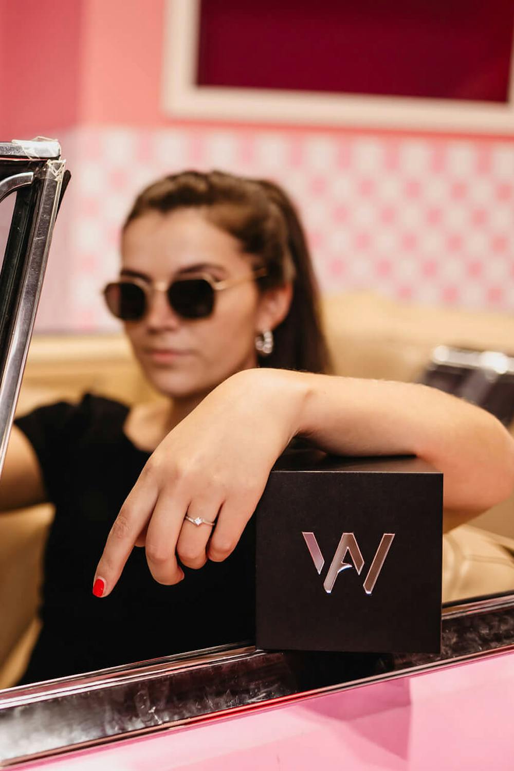 Mitarbeiterin der TikTok Agentur Exportarts mit Award im Auto