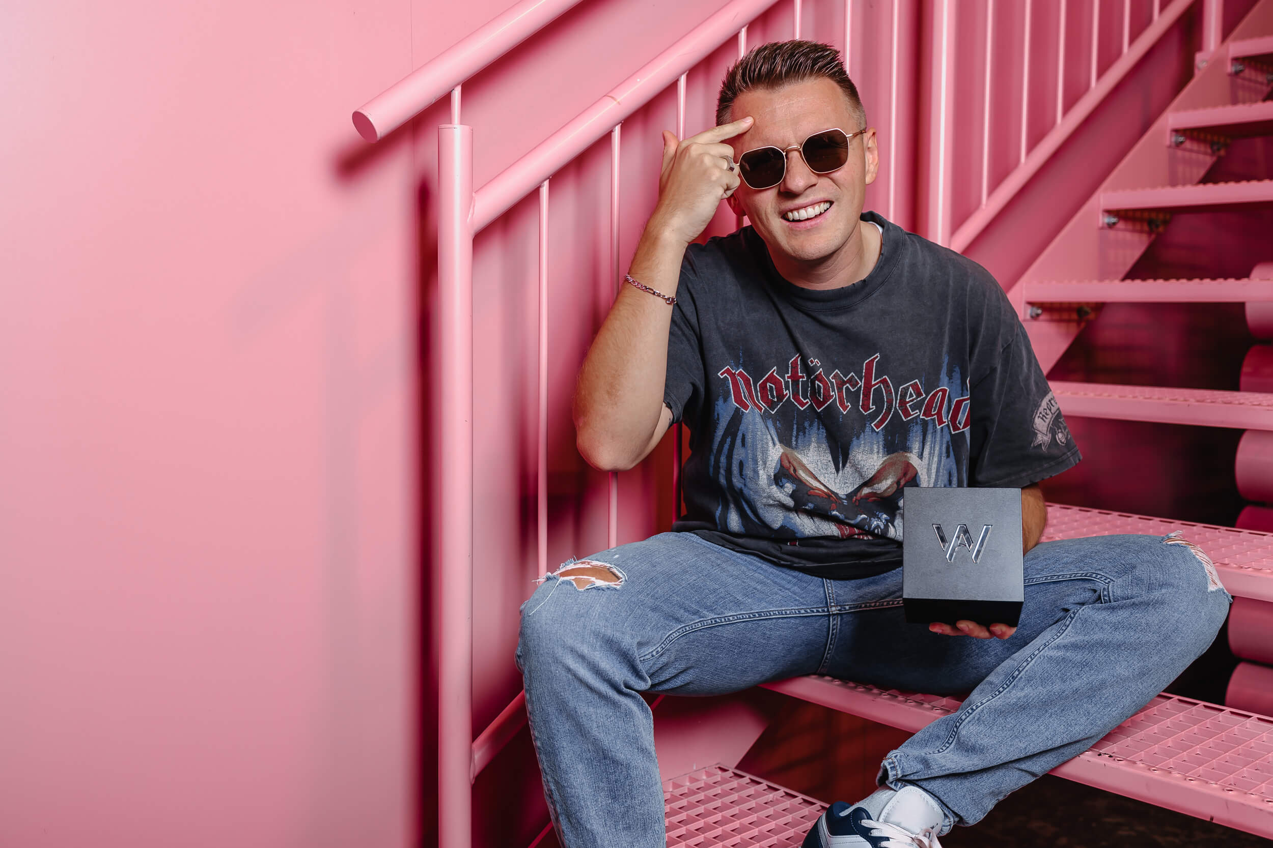 Entwickler mit German Web Award in der Hand