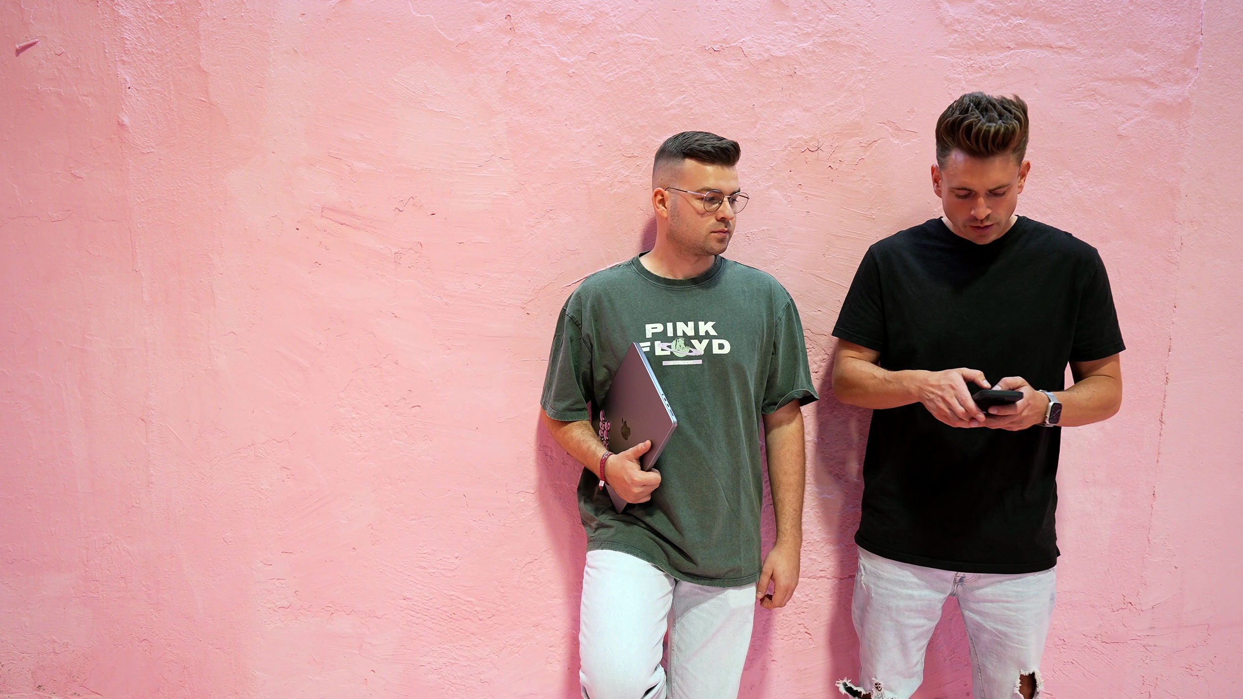 Zwei Webentwickler unterhalten sich über eine SEO-Analyse