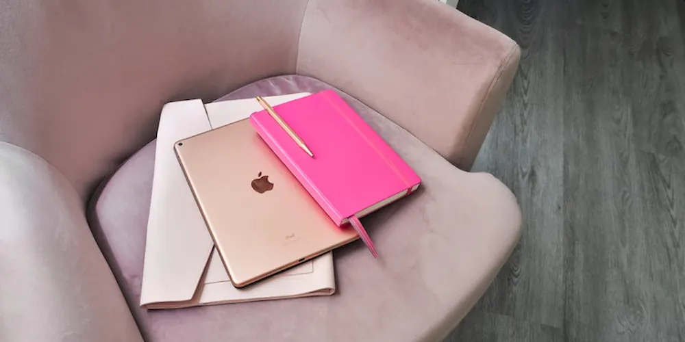 Tablet und Notizbuch auf Sessel Tablet und Notizbuch auf Sessel