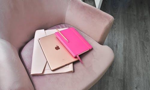 Tablet und Notizbuch auf Sessel Tablet und Notizbuch auf Sessel