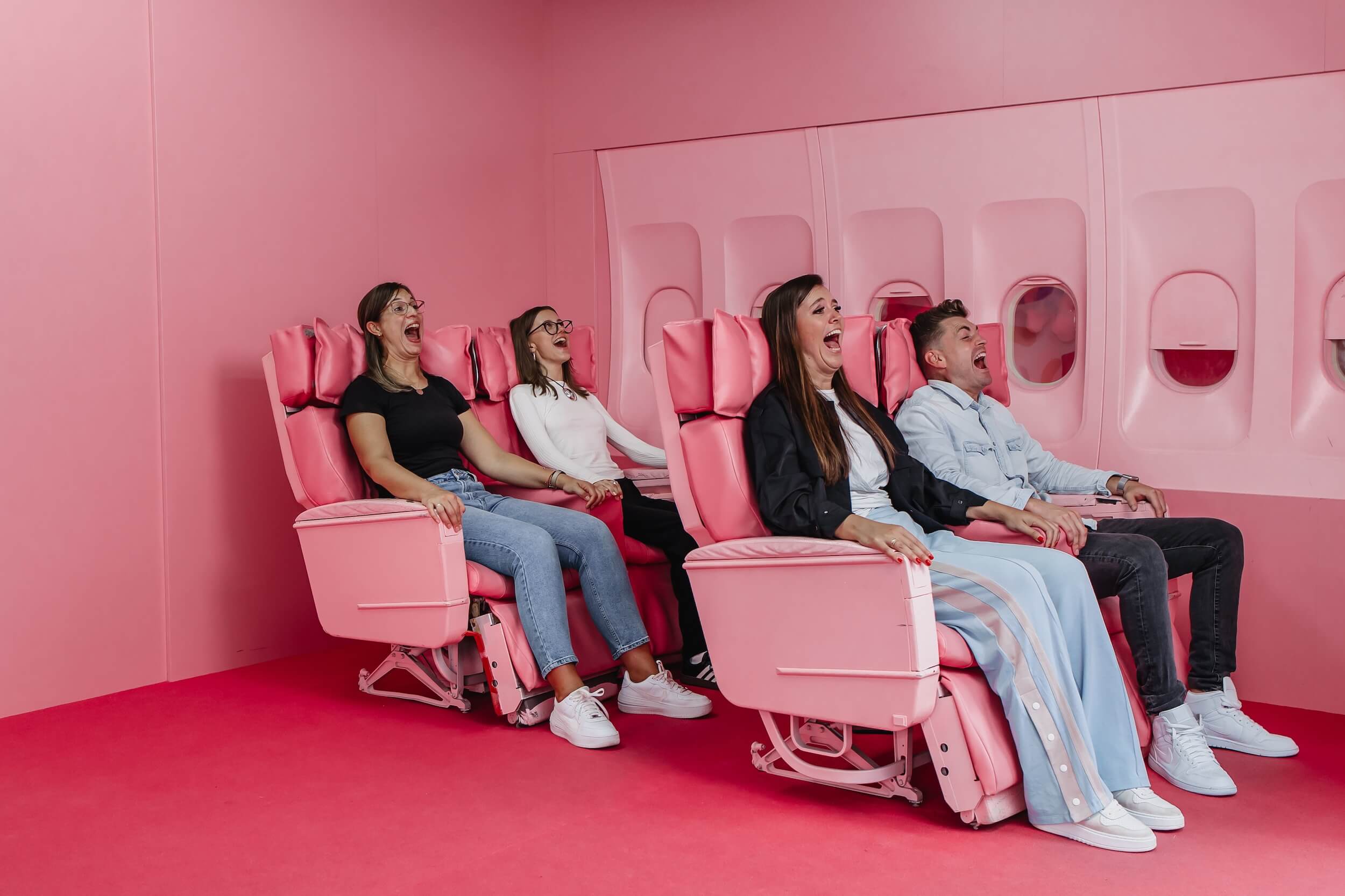 Team der TikTok Agentur Exportarts in einem pinken Flugzeug