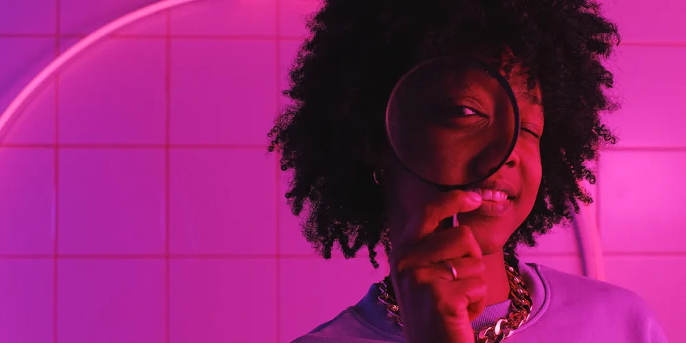 Frau schaut durch Lupe Frau schaut durch Lupe